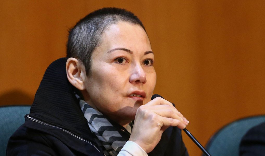 A doleira Nelma Kodama, que atuava em parceria com Alberto Youssef, com quem chegou a ter um relacionamento amoroso, deixou nesta segunda-feira 20 a carceragem da Polícia Federal em Curitiba, onde estava desde março de 2014, quando foi detida na Operação Lava Jato; condenada a 18 anos de prisão, ela passa agora a cumprir prisão domiciliar com tornozeleira eletrônica; Nelma ficou conhecida por cantar "Amada amante" durante um depoimento na CPI da Petrobras (Foto: Leonardo Lucena) A doleira Nelma Kodama, que atuava em parceria com Alberto Youssef, com quem chegou a ter um relacionamento amoroso, deixou nesta segunda-feira 20 a carceragem da Polícia Federal em Curitiba, onde estava desde março de 2014, quando foi detida na Operação Lava Jato; condenada a 18 anos de prisão, ela passa agora a cumprir prisão domiciliar com tornozeleira eletrônica; Nelma ficou conhecida por cantar "Amada amante" durante um depoimento na CPI da Petrobras