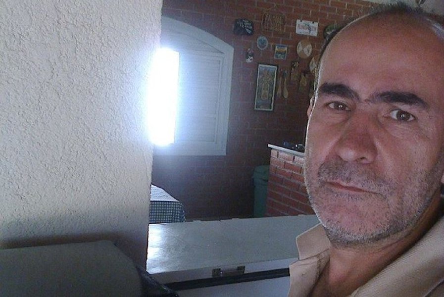 João Miranda do Carmo, conhecido pelas denúncias que fazia contra autoridades locais, atuava em Santo Antônio do Descoberto (GO); ele era dono do site de notícias SAD Sem Censura, que publicava notícias policiais, sobre a política e sobre o tráfico de drogas local; nenhuma linha de investigação sobre o crime está sendo descartada, entre elas a de que ele tenha sido morto devido a seu trabalho como jornalista, diz delegado; Miranda já vinha recebendo ameaças e teve seu carro incendiado em janeiro; Brasil ficou em quinto lugar como o país mais perigoso para o exercício da atividade jornalística, com oito assassinatos, segundo o Comitê para a Proteção dos Jornalistas (Foto: Realle Palazzo-Martini) João Miranda do Carmo, conhecido pelas denúncias que fazia contra autoridades locais, atuava em Santo Antônio do Descoberto (GO); ele era dono do site de notícias SAD Sem Censura, que publicava notícias policiais, sobre a política e sobre o tráfico de drogas local; nenhuma linha de investigação sobre o crime está sendo descartada, entre elas a de que ele tenha sido morto devido a seu trabalho como jornalista, diz delegado; Miranda já vinha recebendo ameaças e teve seu carro incendiado em janeiro; Brasil ficou em quinto lugar como o país mais perigoso para o exercício da atividade jornalística, com oito assassinatos, segundo o Comitê para a Proteção dos Jornalistas