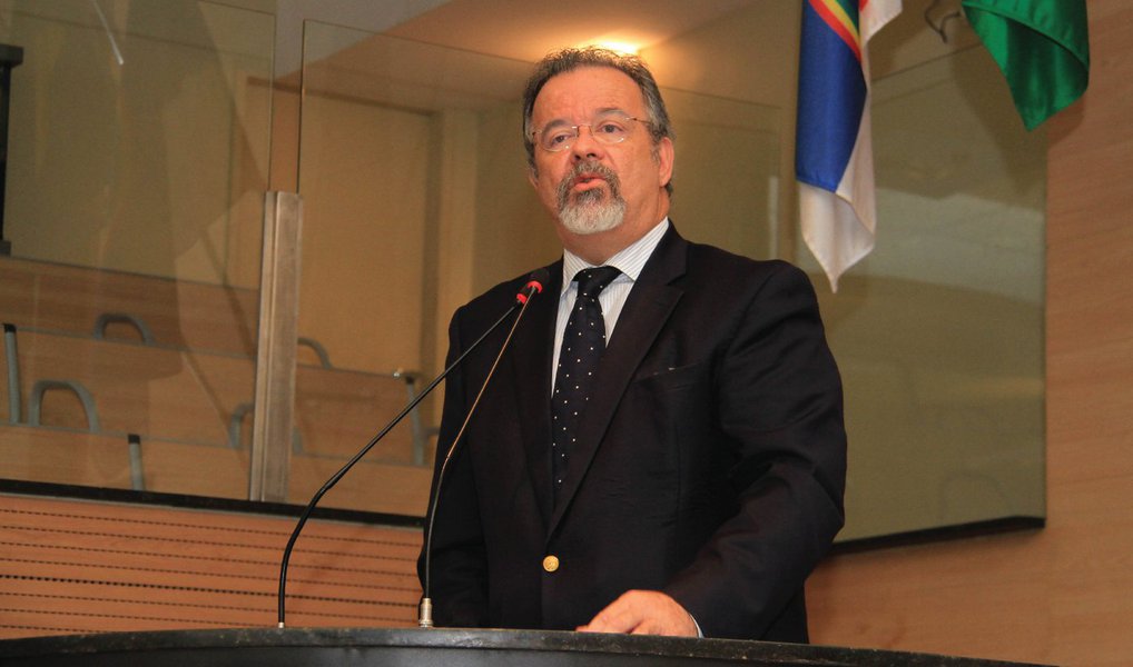 Ministro da Defesa, Raul Jungmann, pagou com dinheiro da Câmara dos Deputados um pacote de TV a cabo com direito a 11 canais de cinema, entre eles Telecine, HBO e o Sex Zone, de conteúdo exclusivamente adulto; Câmara pagou R$ 3.100 pelo serviço, que dava direito a dois pontos de TV na sede parlamentar de Raul Jungmann, que fica em um prédio no bairro da Ilha do Leite, área nobre da cidade de Recife; Jungmann negou que tenha acessado o conteúdo erótico e disse que o pacote era o único que disponibilizava sistema de gravação da TV Câmara; a operadora, no entanto, explicou que existiam outros pacotes na época, inclusive com preços mais baratos (Foto: Aquiles Lins) Ministro da Defesa, Raul Jungmann, pagou com dinheiro da Câmara dos Deputados um pacote de TV a cabo com direito a 11 canais de cinema, entre eles Telecine, HBO e o Sex Zone, de conteúdo exclusivamente adulto; Câmara pagou R$ 3.100 pelo serviço, que dava direito a dois pontos de TV na sede parlamentar de Raul Jungmann, que fica em um prédio no bairro da Ilha do Leite, área nobre da cidade de Recife; Jungmann negou que tenha acessado o conteúdo erótico e disse que o pacote era o único que disponibilizava sistema de gravação da TV Câmara; a operadora, no entanto, explicou que existiam outros pacotes na época, inclusive com preços mais baratos