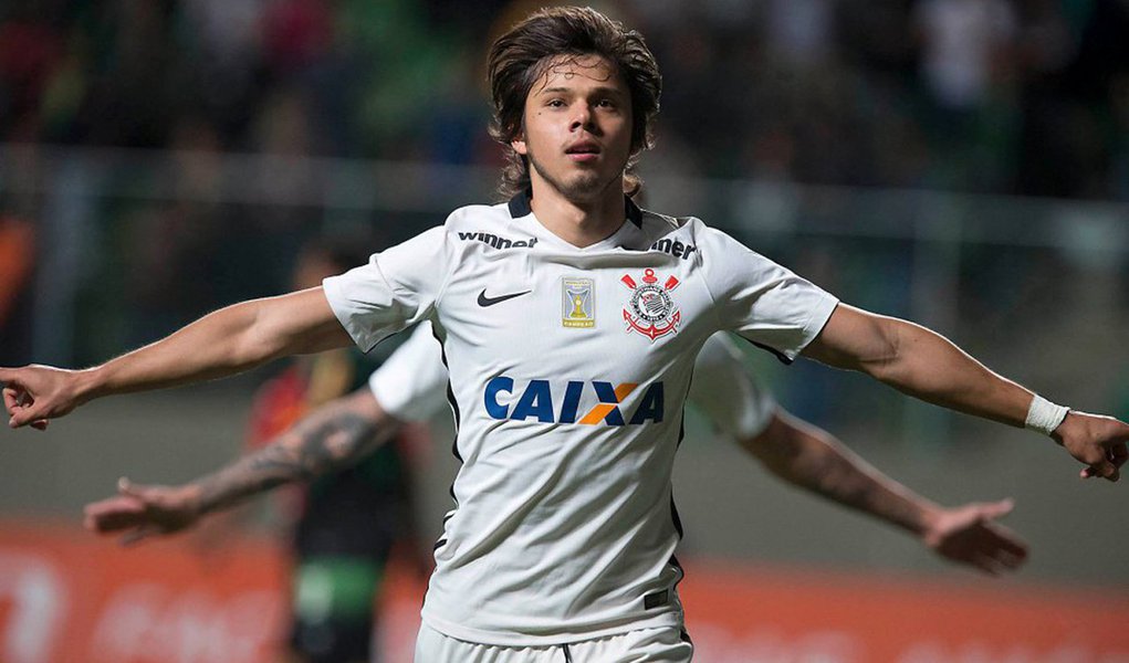Fora de casa, o Timão bateu o América-MG por 2 a 0 e colou no líder; o Alvinegro chegou 22 pontos, mesma pontuação do Palmeiras, que entra em campo nesta quinta (30), diante do Figueirense; enquanto o Timão encostou na liderança, os mineiros seguem com oito pontos, na 20ª colocação (Foto: Roberta Namour) Fora de casa, o Timão bateu o América-MG por 2 a 0 e colou no líder; o Alvinegro chegou 22 pontos, mesma pontuação do Palmeiras, que entra em campo nesta quinta (30), diante do Figueirense; enquanto o Timão encostou na liderança, os mineiros seguem com oito pontos, na 20ª colocação