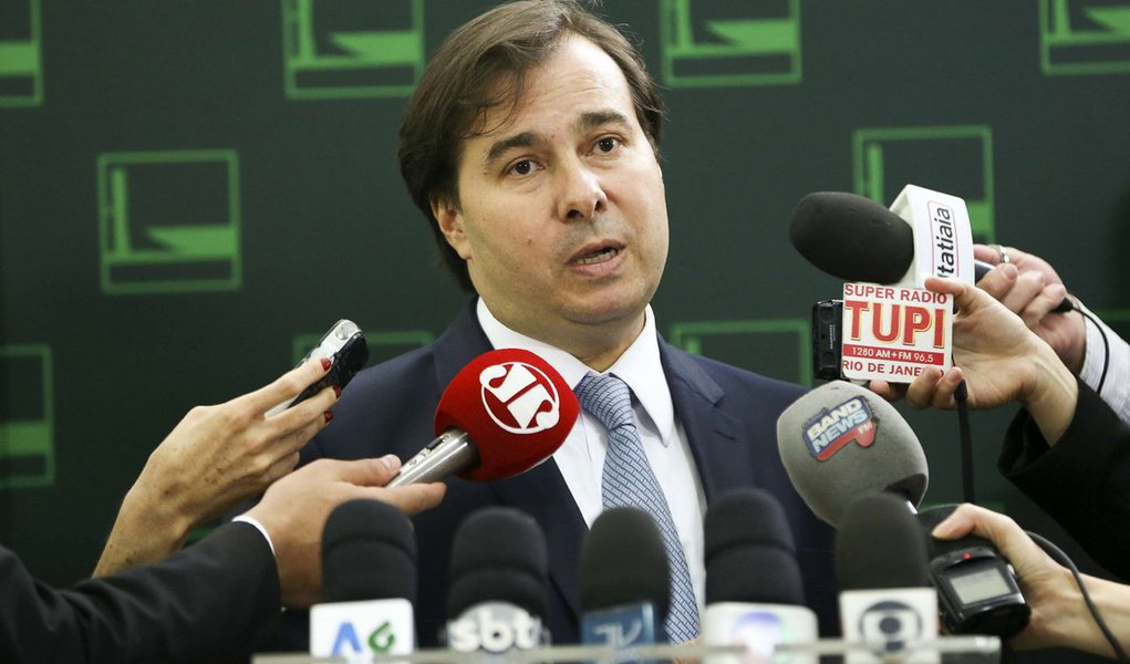 Alinhado com o presidente interino, Michel Temer, novo presidente da Câmara, Rodrigo Maia (DEM) prega pacificação na Casa e quer garantir aprovação da agenda econômica e minimizar os efeitos da crise: “Você tem a possibilidade de votar a renegociação da dívida dos Estados e novas regrar para o pré-sal. São assuntos importantes para o país e importantes para os Estados. Da sinalização significativa para a sociedade”; ele também volta a dizer que Eduardo Cunha deve ser cassado (Foto: Roberta Namour) Alinhado com o presidente interino, Michel Temer, novo presidente da Câmara, Rodrigo Maia (DEM) prega pacificação na Casa e quer garantir aprovação da agenda econômica e minimizar os efeitos da crise: “Você tem a possibilidade de votar a renegociação da dívida dos Estados e novas regrar para o pré-sal. São assuntos importantes para o país e importantes para os Estados. Da sinalização significativa para a sociedade”; ele também volta a dizer que Eduardo Cunha deve ser cassado