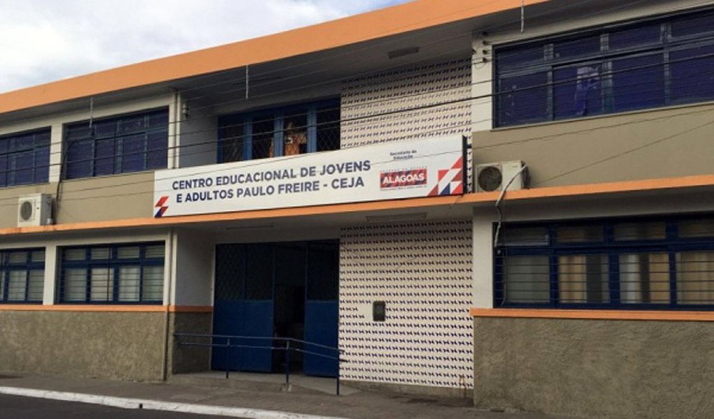 Dois homens armados roubaram celulares, um relógio e uma camisa de estudantes que estavam na entrada de uma escola em Maceió; câmeras de monitoramento não filmaram a ação, o que levanta a possibilidade de que os assaltantes planejaram e conheciam o local (Foto: Voney Malta) Dois homens armados roubaram celulares, um relógio e uma camisa de estudantes que estavam na entrada de uma escola em Maceió; câmeras de monitoramento não filmaram a ação, o que levanta a possibilidade de que os assaltantes planejaram e conheciam o local