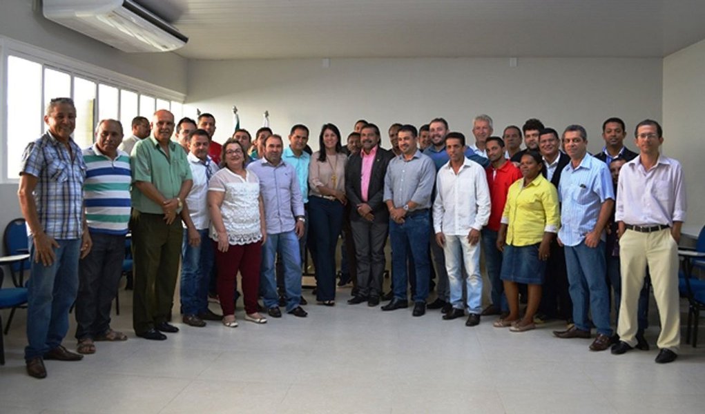Em sabatina com empresários no auditório da Acipa, o ex-deputado Sargento Aragão (PEN), pré-candidato a prefeito de Palmas, defendeu propostas para as áreas de saúde, educação, segurança, transporte público, regularização fundiária, entre outros; ele criticou o sistema de estacionamento rotativo implantado na gestão do prefeito Carlos Amastha (PSB); "É uma vergonha esse contrato, em que a administração pública fica com 7% e a iniciativa privada com 93%, denunciou (Foto: Aquiles Lins) Em sabatina com empresários no auditório da Acipa, o ex-deputado Sargento Aragão (PEN), pré-candidato a prefeito de Palmas, defendeu propostas para as áreas de saúde, educação, segurança, transporte público, regularização fundiária, entre outros; ele criticou o sistema de estacionamento rotativo implantado na gestão do prefeito Carlos Amastha (PSB); "É uma vergonha esse contrato, em que a administração pública fica com 7% e a iniciativa privada com 93%, denunciou