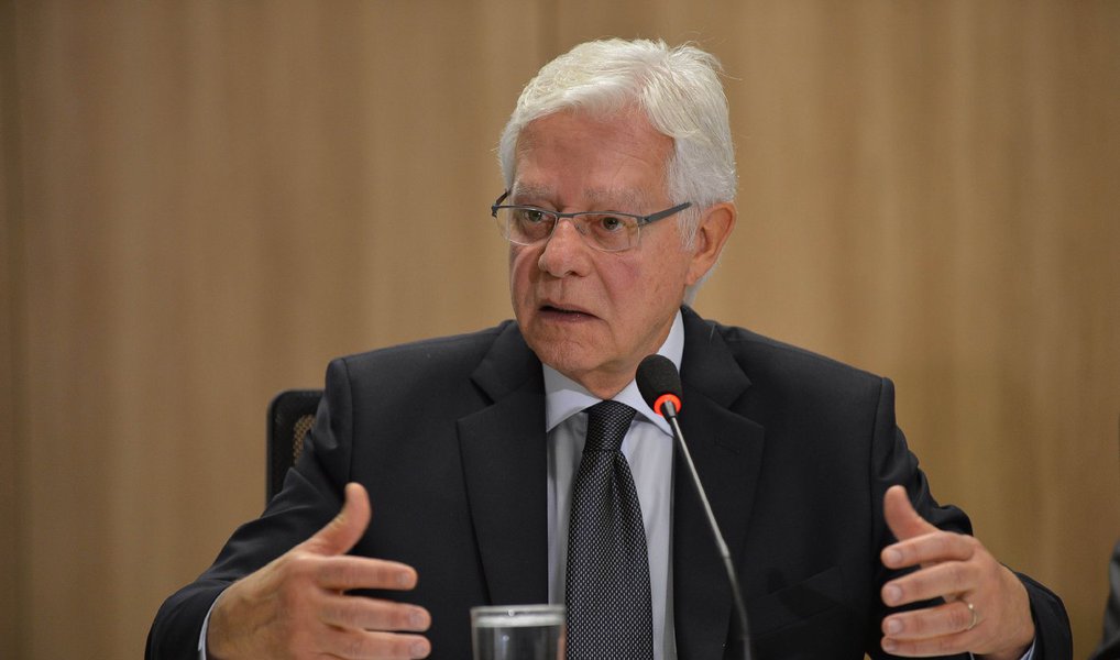 Em sua conta no Twitter, secretário-executivo do Programa de Parcerias de Investimentos (PPI) da Presidência da República, Moreira Franco, prometeu primeiras concessões do governo à iniciativa privada para 15 dias; "Há, pelo menos, 13 projetos adiantados em diversas áreas, em que o investimento privado vai ajudar o Brasil voltar a crescer", escreveu; segundo ele, governo estuda alterações no modelo financeiro das concessões, com o incentivo à participação de bancos privados no financiamento de projetos de longo prazo (Foto: Aquiles Lins) Em sua conta no Twitter, secretário-executivo do Programa de Parcerias de Investimentos (PPI) da Presidência da República, Moreira Franco, prometeu primeiras concessões do governo à iniciativa privada para 15 dias; "Há, pelo menos, 13 projetos adiantados em diversas áreas, em que o investimento privado vai ajudar o Brasil voltar a crescer", escreveu; segundo ele, governo estuda alterações no modelo financeiro das concessões, com o incentivo à participação de bancos privados no financiamento de projetos de longo prazo