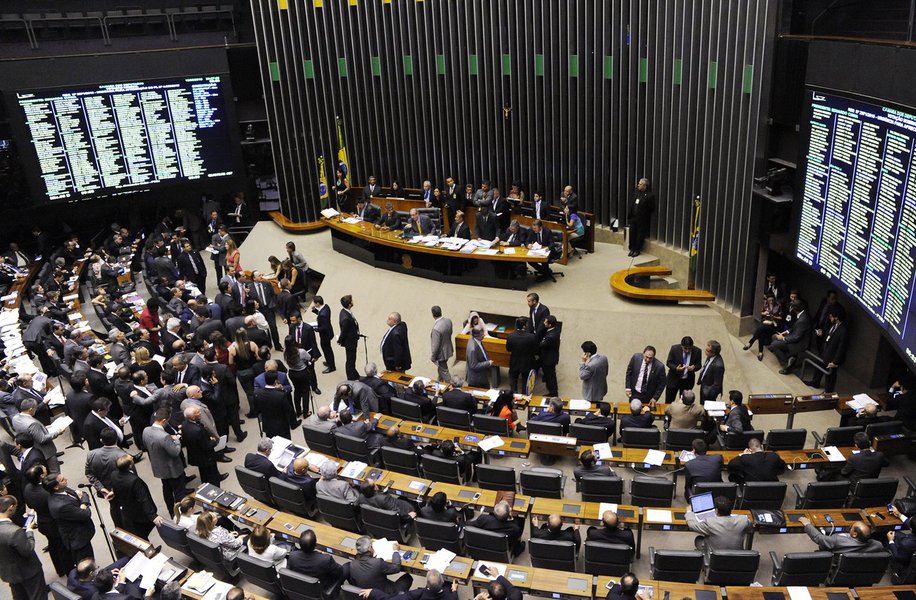 Com a clara intenção de reverter a situação de Eduardo Cunha (PMDB-RJ), a Câmara enviou um parecer ao STF defendendo que a suspensão do exercício do mandato de um parlamentar seja submetida ao Congresso em até 24 horas; a manifestação foi enviada a uma ação direta de inconstitucionalidade (Adin) que tramita no Supremo apresentada pelos partidos PP, PSC e SDD; na peça, a Câmara diz que o afastamento temporário do exercício do mandato de parlamentar "constitui clara inovação na ordem jurídica brasileira" (Foto: Leonardo Lucena) Com a clara intenção de reverter a situação de Eduardo Cunha (PMDB-RJ), a Câmara enviou um parecer ao STF defendendo que a suspensão do exercício do mandato de um parlamentar seja submetida ao Congresso em até 24 horas; a manifestação foi enviada a uma ação direta de inconstitucionalidade (Adin) que tramita no Supremo apresentada pelos partidos PP, PSC e SDD; na peça, a Câmara diz que o afastamento temporário do exercício do mandato de parlamentar "constitui clara inovação na ordem jurídica brasileira"