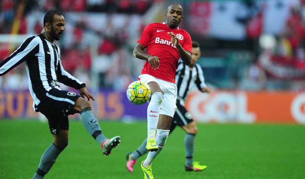 Dando sequência à 11ª rodada do Campeonato Brasileiro, o Botafogo bateu o Internacional por 3 a 2, no Beira-Rio; com a derrota, o Inter desperdiçou a chance de retomar a liderança e segue em segundo lugar, com 20 pontos; o Botafogo, com 12, subiu para a 17ª posição da tabela (Foto: Roberta Namour) Dando sequência à 11ª rodada do Campeonato Brasileiro, o Botafogo bateu o Internacional por 3 a 2, no Beira-Rio; com a derrota, o Inter desperdiçou a chance de retomar a liderança e segue em segundo lugar, com 20 pontos; o Botafogo, com 12, subiu para a 17ª posição da tabela