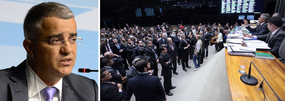 Jornalista Kennedy Alencar afirma que "PSDB, DEM, PMDB e PP fracassam ao tentar anistiar caixa 2" praticado no passado, na Câmara, "na calada de uma noite de segunda-feira, de tocaia, sem alarde", e avalia que esse "fracasso é o retrato da decadência do atual Congresso Nacional"; ele lembra que "os articuladores da manobra foram os principais partidos da base de apoio do governo Temer" (Foto: Gisele Federicce) Jornalista Kennedy Alencar afirma que "PSDB, DEM, PMDB e PP fracassam ao tentar anistiar caixa 2" praticado no passado, na Câmara, "na calada de uma noite de segunda-feira, de tocaia, sem alarde", e avalia que esse "fracasso é o retrato da decadência do atual Congresso Nacional"; ele lembra que "os articuladores da manobra foram os principais partidos da base de apoio do governo Temer"
