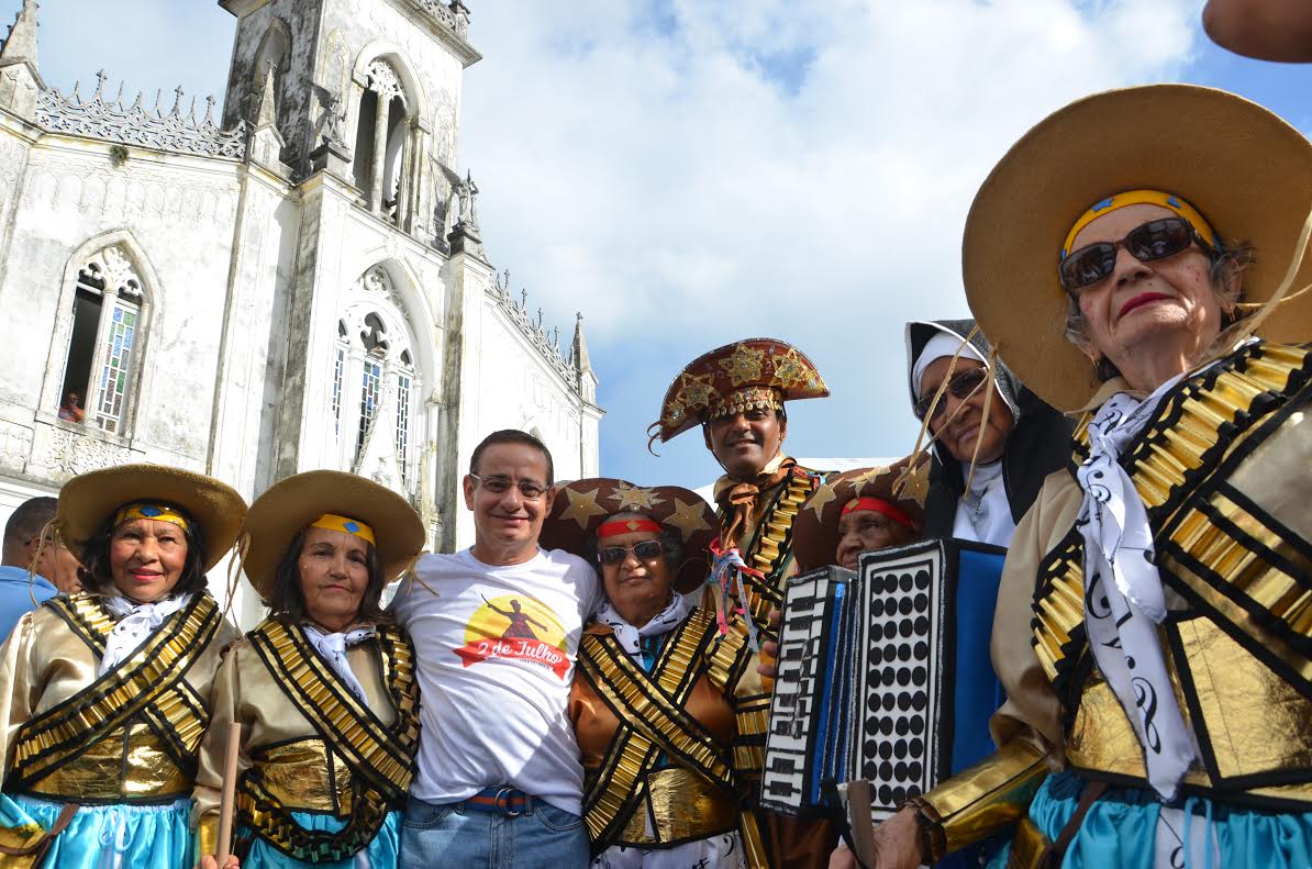 Acompanhando o cortejo cívico do Dois de Julho (festa da independência da Bahia), no sábado, o titular da Secretaria de Infraestrutura Hídrica e Saneamento (Sihs), Cássio Peixoto, disse que o governo do Estado e a Sihs "seguem firme na meta de trazer benefícios para o baiano, em especial universalizar a água e o saneamento no estado"; "Todas as ações serão impulsionadas a partir de agora porque, além do Programa Água Para Todos estar sob a coordenação desta Pasta, ganhou importantes reforços como a Casa Civil e outras instituições estaduais", disse Peixoto (Foto: Romulo Faro) Acompanhando o cortejo cívico do Dois de Julho (festa da independência da Bahia), no sábado, o titular da Secretaria de Infraestrutura Hídrica e Saneamento (Sihs), Cássio Peixoto, disse que o governo do Estado e a Sihs "seguem firme na meta de trazer benefícios para o baiano, em especial universalizar a água e o saneamento no estado"; "Todas as ações serão impulsionadas a partir de agora porque, além do Programa Água Para Todos estar sob a coordenação desta Pasta, ganhou importantes reforços como a Casa Civil e outras instituições estaduais", disse Peixoto