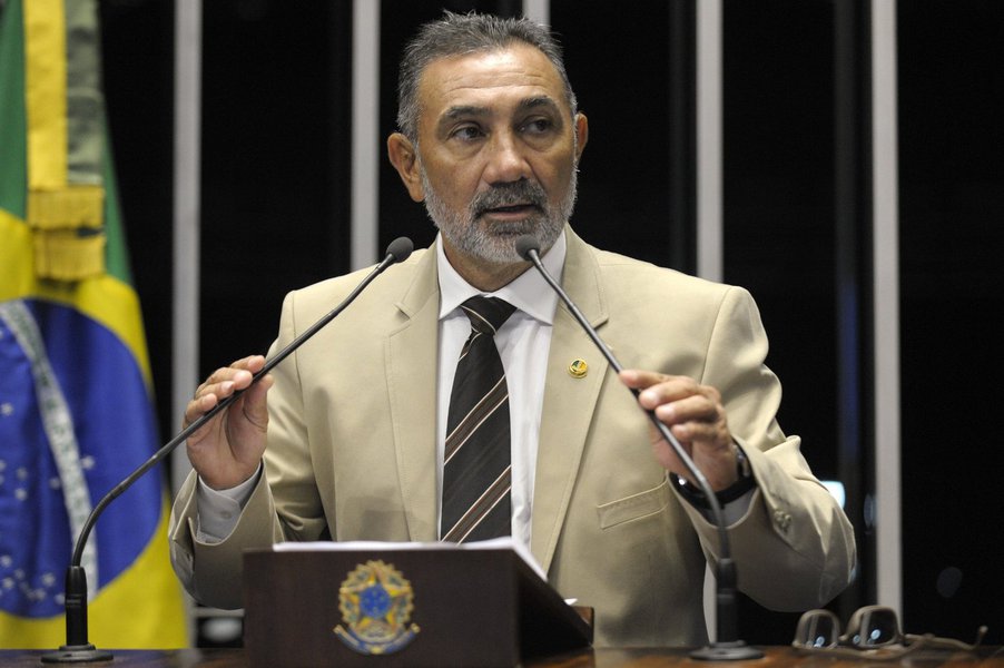 Senador Telmário Mota (PDT-RR) afirmou que os fatos desencadeados desde o afastamento só reforçaram que não há crime de responsabilidade da presidenta Dilma e que o impeachment se trata de um golpe; "Sinto que vários senadores estão constrangidos, outros não estão satisfeitos e querem uma alternativa plausível para que possam encaminhar uma votação diferente daquela que foi feita no impeachment. Seria desastroso a aprovação do impeachment. Isso é um golpe que deram o nome de impeachment", disse Telmário em entrevista ao Portal Vermelho (Foto: Aquiles Lins) Senador Telmário Mota (PDT-RR) afirmou que os fatos desencadeados desde o afastamento só reforçaram que não há crime de responsabilidade da presidenta Dilma e que o impeachment se trata de um golpe; "Sinto que vários senadores estão constrangidos, outros não estão satisfeitos e querem uma alternativa plausível para que possam encaminhar uma votação diferente daquela que foi feita no impeachment. Seria desastroso a aprovação do impeachment. Isso é um golpe que deram o nome de impeachment", disse Telmário em entrevista ao Portal Vermelho