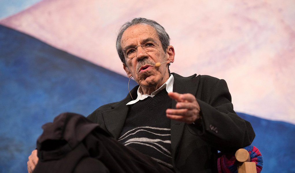 Poeta Armando Freitas Filho arrancou aplausos da plateia na mesa inaugural da Flip (Festa Literária Internacional de Paraty), nesta quarta (29), ao citar o presidente interino Michel Temer; "A minha poesia, eu a entendo como a que toca todas as coisas, inclusive as mais monstruosas. Que pode tocar um Temer, por exemplo", declarou (Foto: Roberta Namour) Poeta Armando Freitas Filho arrancou aplausos da plateia na mesa inaugural da Flip (Festa Literária Internacional de Paraty), nesta quarta (29), ao citar o presidente interino Michel Temer; "A minha poesia, eu a entendo como a que toca todas as coisas, inclusive as mais monstruosas. Que pode tocar um Temer, por exemplo", declarou