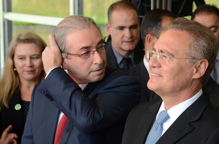 Depois de saber que o presidente do Senado, Renan Calheiros (PMDB-AL), disse a frase "quem planta vento colhe tempestade" sobre sua cassação, Eduardo Cunha rebateu, em nota: "Espero que os ventos que nele chegam através de mais de uma dezena de delatores e inquéritos no STF, incluindo Sérgio Machado, não se transformem em tempestade"; sobre outra declaração de Renan, em relação a possíveis ameaças de Cunha - "afasta esse cálice de mim" - Cunha disse: "E que ele consiga manter o cálice afastado dele" (Foto: Gisele Federicce) Depois de saber que o presidente do Senado, Renan Calheiros (PMDB-AL), disse a frase "quem planta vento colhe tempestade" sobre sua cassação, Eduardo Cunha rebateu, em nota: "Espero que os ventos que nele chegam através de mais de uma dezena de delatores e inquéritos no STF, incluindo Sérgio Machado, não se transformem em tempestade"; sobre outra declaração de Renan, em relação a possíveis ameaças de Cunha - "afasta esse cálice de mim" - Cunha disse: "E que ele consiga manter o cálice afastado dele"