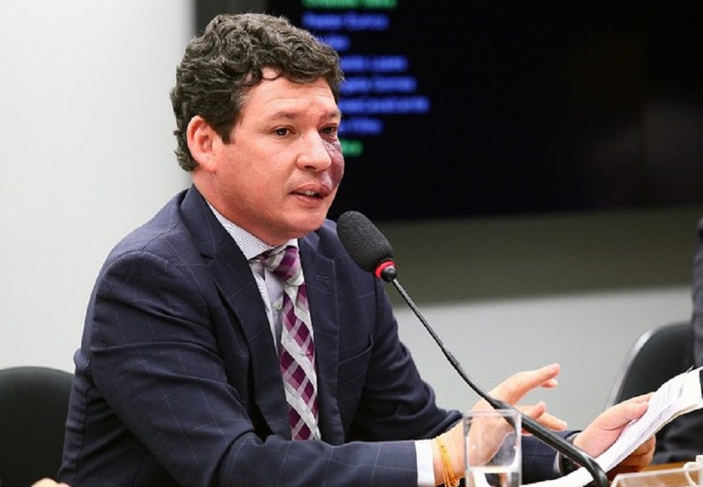 PT lançou oficialmente neste sábado a pré-candidatura do deputado federal Reginaldo Lopes a prefeito de Belo Horizonte; partido apresentou também carta compromisso onde promete oposição ao atual governo do prefeito Marcio Lacerda (PSB) e defesa dos governos Dilma Rousseff e Fernando Pimentel (PT); Lopes prometeu fazer campanha diferente "rompendo com o modelo de gastança" e garantiu que o PT vai partir para o contra ataque e se defender da pecha de corrupto que, segundo ele, a oposição tentar impor (Foto: José Barbacena) PT lançou oficialmente neste sábado a pré-candidatura do deputado federal Reginaldo Lopes a prefeito de Belo Horizonte; partido apresentou também carta compromisso onde promete oposição ao atual governo do prefeito Marcio Lacerda (PSB) e defesa dos governos Dilma Rousseff e Fernando Pimentel (PT); Lopes prometeu fazer campanha diferente "rompendo com o modelo de gastança" e garantiu que o PT vai partir para o contra ataque e se defender da pecha de corrupto que, segundo ele, a oposição tentar impor