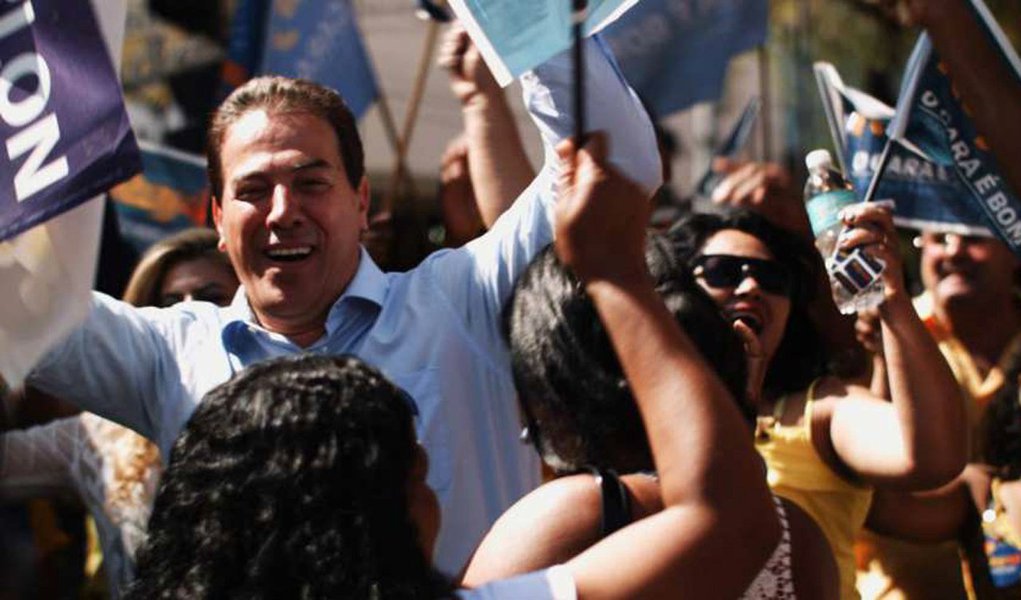 O STF concedeu Habeas corpus a Ruy Muniz (PSB) para retomar a campanha pela reeleição à Prefeitura de Montes Claros; ministro do STF Marco Aurélio Mello entendeu que o pedido de prisão preventiva não se justificava, pois não há provas de que o candidato representasse risco à ordem pública; Muniz é acusado de desvio de verba pública da saúde; sua prisão aconteceu um dia após a Câmara aprovar o impeachment de Dilma Rousseff; na ocasião, a deputado Raquel Muniz, esposa de Ruy, votou a favor do afastamento da petista dizendo que seu "voto é para dizer que o Brasil tem jeito e o prefeito de Montes Claros mostra isso para todos nós com sua gestão" (Foto: Leonardo Lucena) O STF concedeu Habeas corpus a Ruy Muniz (PSB) para retomar a campanha pela reeleição à Prefeitura de Montes Claros; ministro do STF Marco Aurélio Mello entendeu que o pedido de prisão preventiva não se justificava, pois não há provas de que o candidato representasse risco à ordem pública; Muniz é acusado de desvio de verba pública da saúde; sua prisão aconteceu um dia após a Câmara aprovar o impeachment de Dilma Rousseff; na ocasião, a deputado Raquel Muniz, esposa de Ruy, votou a favor do afastamento da petista dizendo que seu "voto é para dizer que o Brasil tem jeito e o prefeito de Montes Claros mostra isso para todos nós com sua gestão"