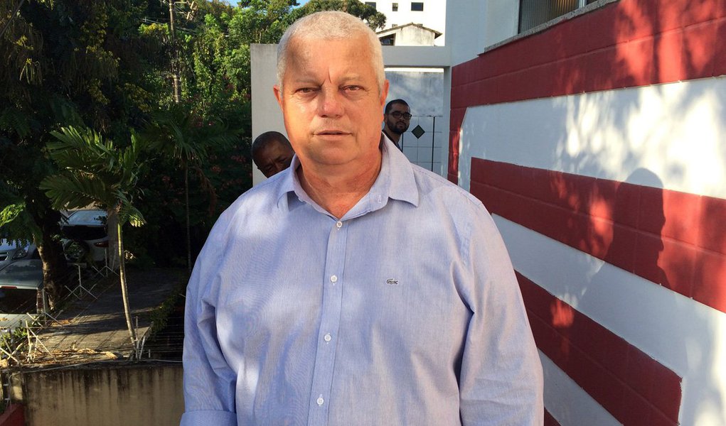 "Chegamos a um entendimento de que PT, PCdoB e PSB estarão unidos contra candidaturas que apoiaram o golpe. Em nome da unidade, devemos abrir mão da cabeça de chapa em Salvador", diz Everaldo Anunciação, presidente do PT baiano; as siglas devem apoiar a candidatura da deputada federal Alice Portugal (PCdoB) contra o prefeito ACM Neto (DEM), candidato a reeleição (Foto: Roberta Namour) "Chegamos a um entendimento de que PT, PCdoB e PSB estarão unidos contra candidaturas que apoiaram o golpe. Em nome da unidade, devemos abrir mão da cabeça de chapa em Salvador", diz Everaldo Anunciação, presidente do PT baiano; as siglas devem apoiar a candidatura da deputada federal Alice Portugal (PCdoB) contra o prefeito ACM Neto (DEM), candidato a reeleição