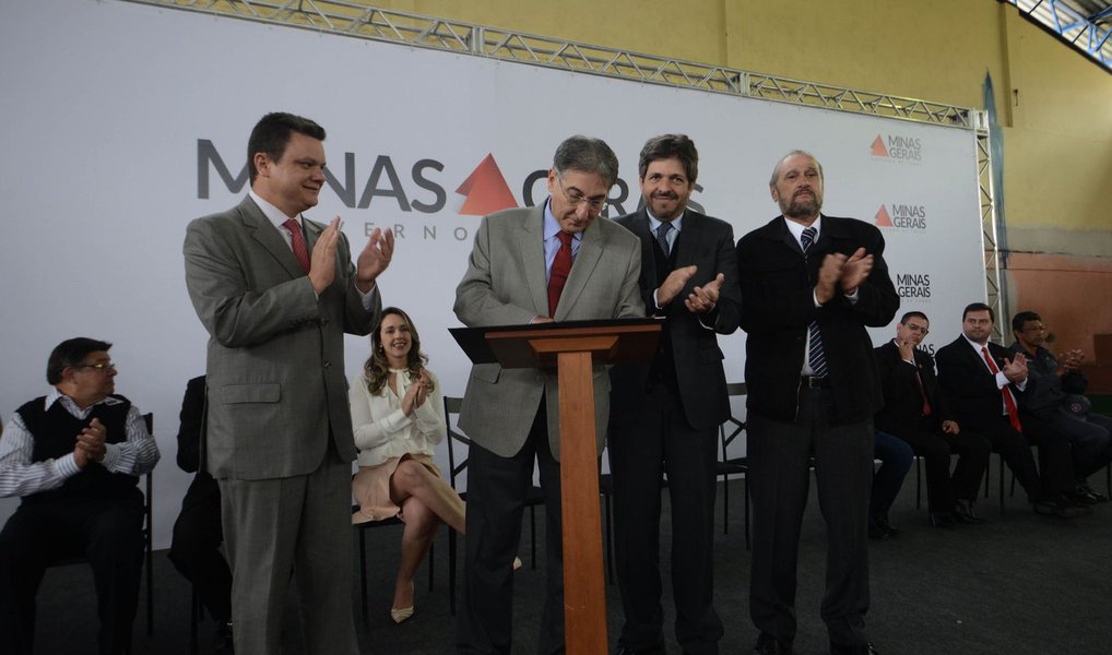 O governador de Minas, Fernando Pimentel, inaugurou, em Luminárias, no Território Sul, uma Unidade Básica de Saúde (UBS) e assinou despacho governamental definindo como prioridade o investimento de R$ 800 mil na execução de obras de pavimentação e recapeamento asfáltico de vias urbanas; esse trabalho será desenvolvimento pela Secretaria de Estado de Transportes e Obras Públicas (Setop), em parceria com a Minas Gerais Participações S.A (MGI); a contrapartida do município neste convênio é de R$ 143,9 mil, perfazendo um total de R$ 943,9 mil em investimentos (Foto: Leonardo Lucena) O governador de Minas, Fernando Pimentel, inaugurou, em Luminárias, no Território Sul, uma Unidade Básica de Saúde (UBS) e assinou despacho governamental definindo como prioridade o investimento de R$ 800 mil na execução de obras de pavimentação e recapeamento asfáltico de vias urbanas; esse trabalho será desenvolvimento pela Secretaria de Estado de Transportes e Obras Públicas (Setop), em parceria com a Minas Gerais Participações S.A (MGI); a contrapartida do município neste convênio é de R$ 143,9 mil, perfazendo um total de R$ 943,9 mil em investimentos