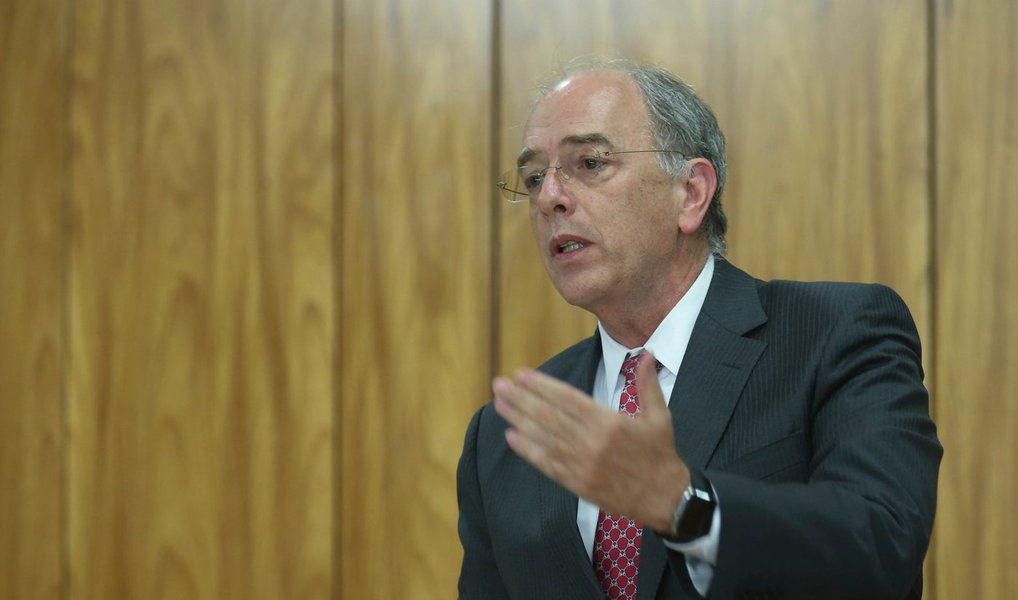 O presidente interino da Petrobras, Pedro Parente, mostra má-fé e hipocrisia ao dizer que não defende a privatização da companhia, afirmam os petroleiros, para quem o executivo está "esquartejando" a estatal; "Sob o seu comando, a Petrobras está sendo esquartejada, com ativos valiosos em processo de liquidação, como malhas de gasodutos, termoelétricas, terminais de gás natural, campos de produção de petróleo, fábricas de fertilizantes, além de subsidiárias como a BR Distribuidora, a Liquigás e a Transpetro", diz, em nota, a Federação Única dos Petroleiros (FUP) (Foto: Valter Lima) O presidente interino da Petrobras, Pedro Parente, mostra má-fé e hipocrisia ao dizer que não defende a privatização da companhia, afirmam os petroleiros, para quem o executivo está "esquartejando" a estatal; "Sob o seu comando, a Petrobras está sendo esquartejada, com ativos valiosos em processo de liquidação, como malhas de gasodutos, termoelétricas, terminais de gás natural, campos de produção de petróleo, fábricas de fertilizantes, além de subsidiárias como a BR Distribuidora, a Liquigás e a Transpetro", diz, em nota, a Federação Única dos Petroleiros (FUP)
