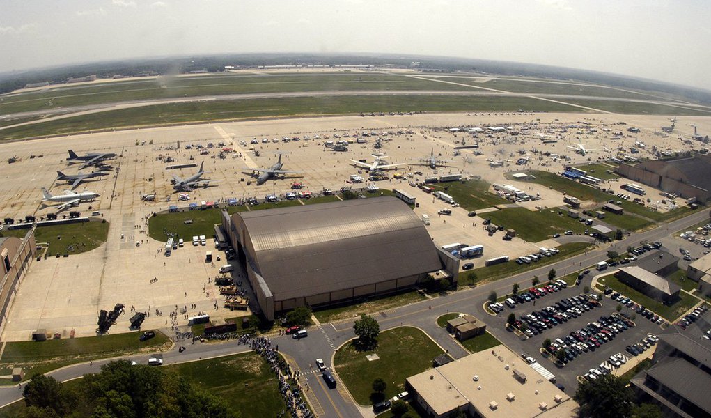 Base Andrews, próxima da capital Washington, onde fica o avião do presidente dos Estados Unidos, Air Force One, no Estado norte-americano de Maryland, foi fechada e isolada nesta quinta-feira devido a relatos da presença de um atirador; base informou em sua página no Facebook que o incidente estava em andamento em uma instalação médica do local (Foto: Paulo Emílio) Base Andrews, próxima da capital Washington, onde fica o avião do presidente dos Estados Unidos, Air Force One, no Estado norte-americano de Maryland, foi fechada e isolada nesta quinta-feira devido a relatos da presença de um atirador; base informou em sua página no Facebook que o incidente estava em andamento em uma instalação médica do local