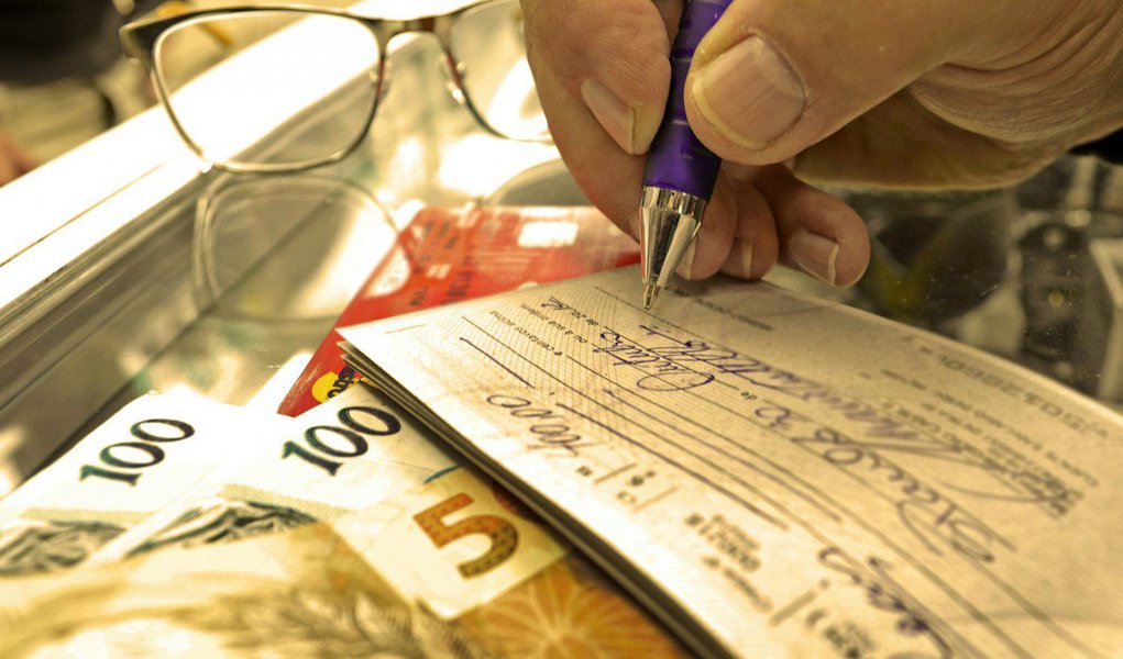 Três dos sete bancos pesquisados pelo Procon de São Paulo aumentaram em outubro a taxa cobrada sobre o uso de dinheiro do cheque especial; maior elevação (3,83%) foi verificada na Caixa Econômica Federal (CEF) em que os correntistas passaram a pagar 13,55% ao mês ante 13,05%, no mês anterior (Foto: Paulo Emílio) Três dos sete bancos pesquisados pelo Procon de São Paulo aumentaram em outubro a taxa cobrada sobre o uso de dinheiro do cheque especial; maior elevação (3,83%) foi verificada na Caixa Econômica Federal (CEF) em que os correntistas passaram a pagar 13,55% ao mês ante 13,05%, no mês anterior