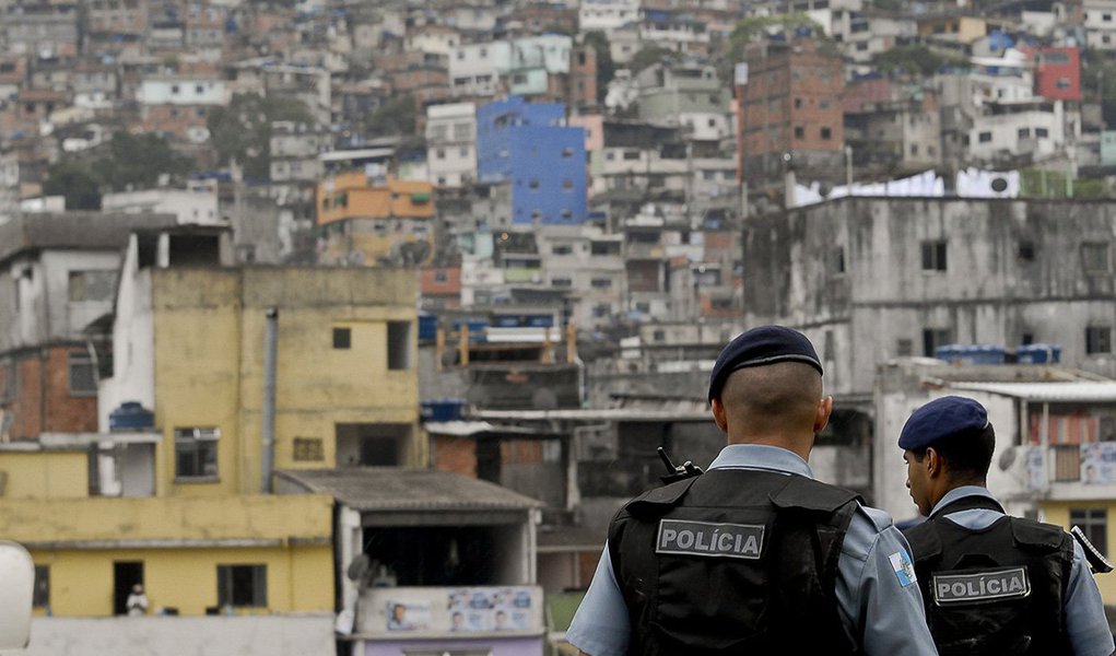 No terceiro dia de operação contra o tráfico de drogas no Rio e na Baixada Fluminense, a Polícia Militar matou cinco homens em troca de tiros na Favela do Rola, em Santa Cruz, zona oeste do Rio; na ação, a PM está empregando policiais de 21 batalhões e vasculhando mais de 50 comunidades dominadas pela facção criminosa Comando Vermelho; a ação tem por objetivo prender o traficante Nicolas Labre Pereira de Jesus, 28 anos, o Fat Family, resgatado da enfermaria ortopédica do Hospital Municipal Souza Aguiar, no centro do Rio (Foto: Leonardo Lucena) No terceiro dia de operação contra o tráfico de drogas no Rio e na Baixada Fluminense, a Polícia Militar matou cinco homens em troca de tiros na Favela do Rola, em Santa Cruz, zona oeste do Rio; na ação, a PM está empregando policiais de 21 batalhões e vasculhando mais de 50 comunidades dominadas pela facção criminosa Comando Vermelho; a ação tem por objetivo prender o traficante Nicolas Labre Pereira de Jesus, 28 anos, o Fat Family, resgatado da enfermaria ortopédica do Hospital Municipal Souza Aguiar, no centro do Rio
