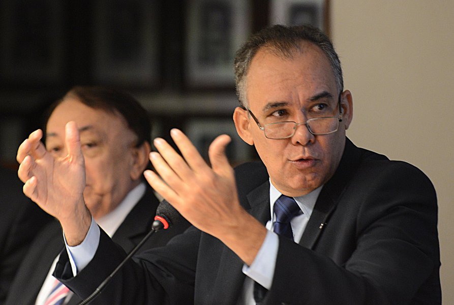 Em debate na Assembleia Legislativa nesta quarta (22), o secretário de Recursos Hídricos, Francisco Teixeira, disse que o Ceará passa por uma das piores décadas de seca na história e enfatizou que os reservatórios do Estado estão com apenas 12,5% da capacidade. Em entrevista a um blog local, ele afirmou está previsto o racionamento de água em Fortaleza e Região Metropolitana a partir de julho (Foto: Rodrigo Rocha) Em debate na Assembleia Legislativa nesta quarta (22), o secretário de Recursos Hídricos, Francisco Teixeira, disse que o Ceará passa por uma das piores décadas de seca na história e enfatizou que os reservatórios do Estado estão com apenas 12,5% da capacidade. Em entrevista a um blog local, ele afirmou está previsto o racionamento de água em Fortaleza e Região Metropolitana a partir de julho