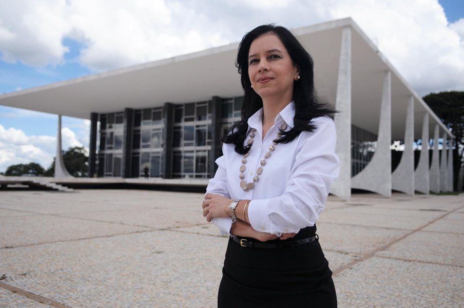 Em sua primeira entrevista, a nova advogada-geral da União, Grace Mendonça, negou a intenção de "abafar a Operação Lava Jato", conforme denunciou seu antecessor Fábio Medina Osório, que caiu atirando; "A Lava Jato desenvolve seu trabalho independentemente da AGU, que atua no que se refere às ações de natureza cível, ou seja, às eventuais reparações ao erário, decorrentes de desvios. Não há nenhuma possibilidade de a AGU abafar a Lava Jato. Essa declaração não guarda nenhuma relação com o que é rotina aqui", afirmou (Foto: Leonardo Attuch) Em sua primeira entrevista, a nova advogada-geral da União, Grace Mendonça, negou a intenção de "abafar a Operação Lava Jato", conforme denunciou seu antecessor Fábio Medina Osório, que caiu atirando; "A Lava Jato desenvolve seu trabalho independentemente da AGU, que atua no que se refere às ações de natureza cível, ou seja, às eventuais reparações ao erário, decorrentes de desvios. Não há nenhuma possibilidade de a AGU abafar a Lava Jato. Essa declaração não guarda nenhuma relação com o que é rotina aqui", afirmou