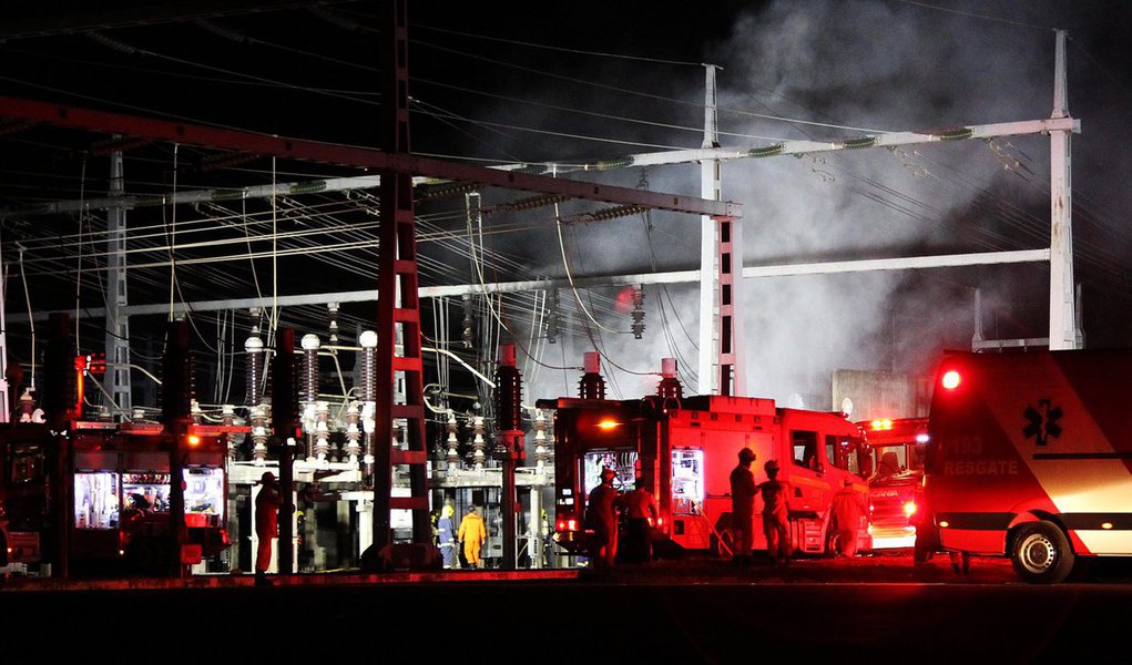 Uma equipe da Companhia Energética de Brasília (CEB) foi acionada para consertar o transformador que pegou fogo na subestação Brasília Centro — próximo ao Senado; uma investigação técnica será feita para apurar as causas do acidente; os outros dois transformadores da unidade funcionam normalmente, e o fornecimento de energia está normalizado; o apagão provocou o encerramento antecipado dos trabalhos da Comissão do Impeachment; as duas testemunhas de defesa da presidente eleita Dilma Rousseff que ainda deveriam ser ouvidas nesta segunda-feira (27) deverão retornar para depoimentos nesta terça (28)
(Foto: Leonardo Lucena) Uma equipe da Companhia Energética de Brasília (CEB) foi acionada para consertar o transformador que pegou fogo na subestação Brasília Centro — próximo ao Senado; uma investigação técnica será feita para apurar as causas do acidente; os outros dois transformadores da unidade funcionam normalmente, e o fornecimento de energia está normalizado; o apagão provocou o encerramento antecipado dos trabalhos da Comissão do Impeachment; as duas testemunhas de defesa da presidente eleita Dilma Rousseff que ainda deveriam ser ouvidas nesta segunda-feira (27) deverão retornar para depoimentos nesta terça (28)