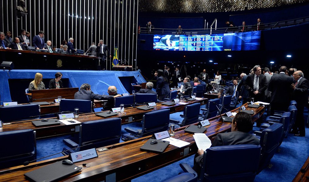 O plenário do Senado aprovou nesta terça (21) a versão considerada mais rígida do projeto de lei que estabelece regras para a nomeação de dirigentes e integrantes do conselho de administração de empresas estatais; uma versão do projeto, com regras mais brandas, foi aprovada pela Câmara dos Deputados na semana passada, mas o presidente do Senado, Renan Calheiros (PMDB-AL) disse que pretendia retomar o texto originário da Casa, o que realmente aconteceu (Foto: Valter Lima) O plenário do Senado aprovou nesta terça (21) a versão considerada mais rígida do projeto de lei que estabelece regras para a nomeação de dirigentes e integrantes do conselho de administração de empresas estatais; uma versão do projeto, com regras mais brandas, foi aprovada pela Câmara dos Deputados na semana passada, mas o presidente do Senado, Renan Calheiros (PMDB-AL) disse que pretendia retomar o texto originário da Casa, o que realmente aconteceu