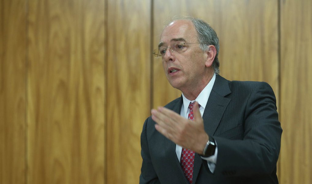 Presidente da Petrobras, Pedro Parente, disse que receber propostas vinculantes pela unidade de combustíveis BR Distribuidora até o final de novembro ou início de dezembro e concluir a transação no processo de desinvestimento da subsidiária até o primeiro semestre de 2017; estatal ficará com cerca de 60% a 75% do capital total da companhia, ainda que estime concluir o processo com 49% no capital votante (Foto: Paulo Emílio) Presidente da Petrobras, Pedro Parente, disse que receber propostas vinculantes pela unidade de combustíveis BR Distribuidora até o final de novembro ou início de dezembro e concluir a transação no processo de desinvestimento da subsidiária até o primeiro semestre de 2017; estatal ficará com cerca de 60% a 75% do capital total da companhia, ainda que estime concluir o processo com 49% no capital votante