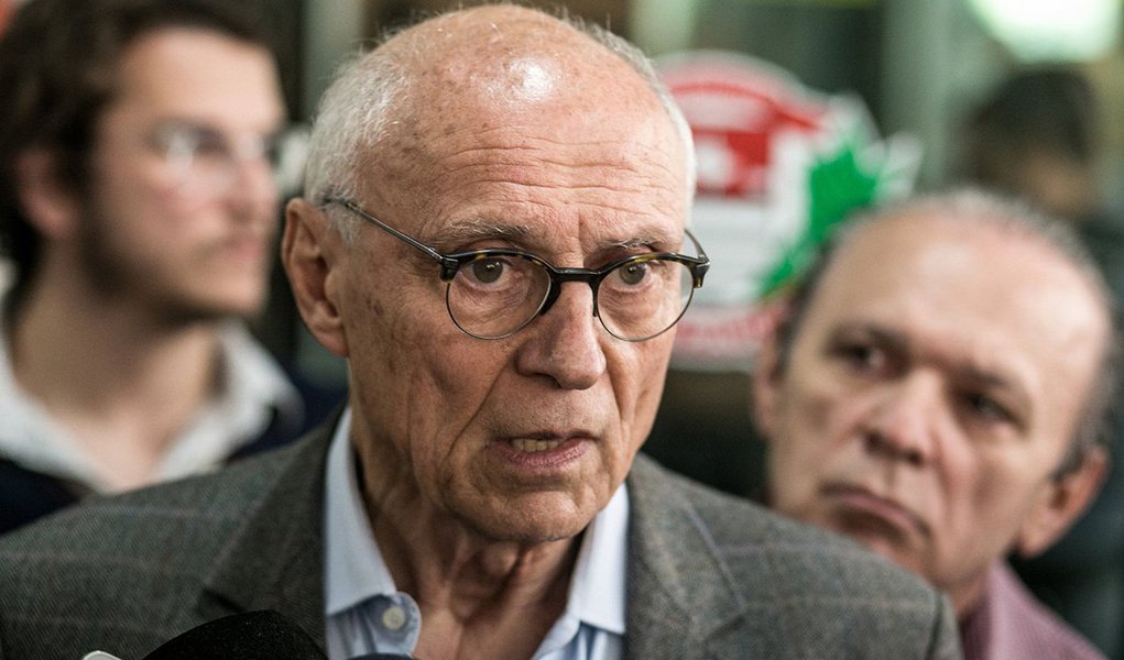 O candidato a vereador de São Paulo Eduardo Suplicy (PT) enviou uma carta a Michel Temer pedindo a convocação de uma consulta pública para o dia das eleições municipais, em 2 de outubro; de acordo com o ex-senador, a população deve ser consultada sobre a permanência do peemedebista na presidência da República até 2018; dessa forma, a Nação brasileira poderia ser “pacificada e unificada”, avaliou o petista (Foto: Leonardo Lucena) O candidato a vereador de São Paulo Eduardo Suplicy (PT) enviou uma carta a Michel Temer pedindo a convocação de uma consulta pública para o dia das eleições municipais, em 2 de outubro; de acordo com o ex-senador, a população deve ser consultada sobre a permanência do peemedebista na presidência da República até 2018; dessa forma, a Nação brasileira poderia ser “pacificada e unificada”, avaliou o petista