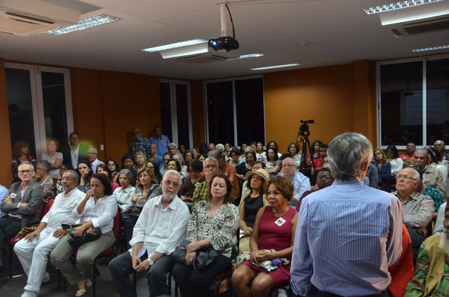O movimento 'Médicos Pela Democracia' lançou seu comitê em Salvador em ato realizado nesta sexta-feira; o grupo é contrário ao posicionamento do Conselho Federal de Medicina, que defende o impeachment da presidente Dilma Rousseff; "O Médicos pela Democracia entende que o impeachment é golpe, tem como pauta principal o fortalecimento do SUS e pode contar conosco para denunciar no Congresso o absurdo que é a PEC 241, de Temer, que impõe um congelamento de 20 anos nos gastos da saúde", diz o deputado Jorge Solla (PT), que é médico; durante o evento, o público gritou reiteradas vezes o 'Fora Temer' (Foto: Romulo Faro) O movimento 'Médicos Pela Democracia' lançou seu comitê em Salvador em ato realizado nesta sexta-feira; o grupo é contrário ao posicionamento do Conselho Federal de Medicina, que defende o impeachment da presidente Dilma Rousseff; "O Médicos pela Democracia entende que o impeachment é golpe, tem como pauta principal o fortalecimento do SUS e pode contar conosco para denunciar no Congresso o absurdo que é a PEC 241, de Temer, que impõe um congelamento de 20 anos nos gastos da saúde", diz o deputado Jorge Solla (PT), que é médico; durante o evento, o público gritou reiteradas vezes o 'Fora Temer'