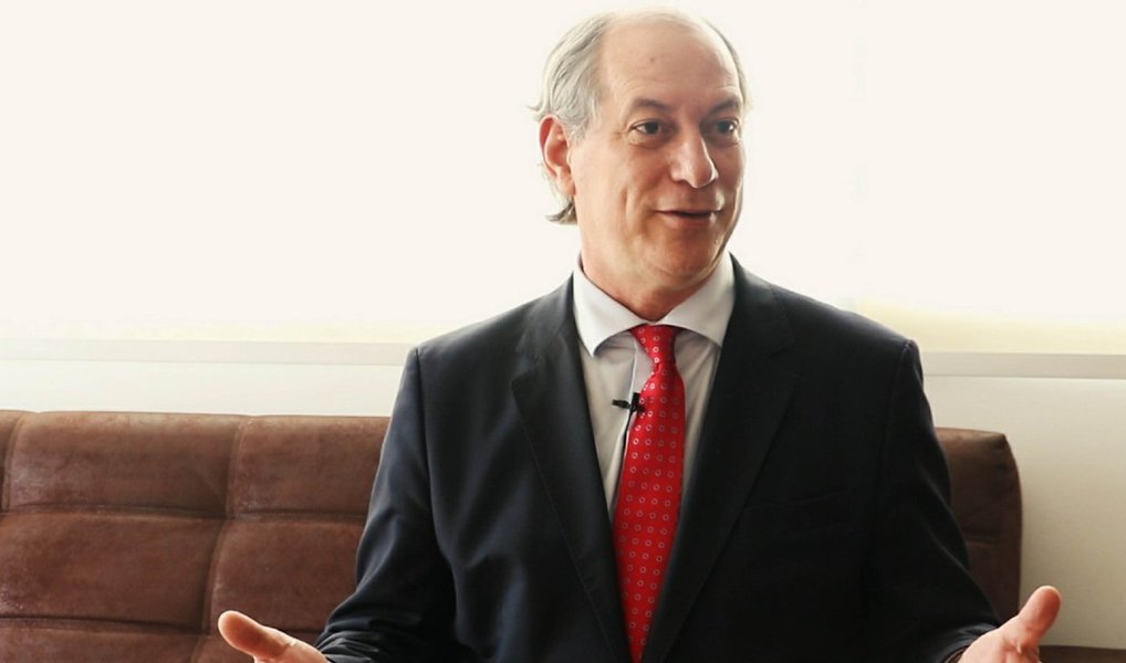 Entrevistado pelos jornalistas Kiko Nogueira e Marcelo Godoy, o ex-ministro Ciro Gomes (PDT) afirmou que só entrará na disputa pela Presidência da República em 2018 caso o ex-presidente Lula não seja candidato; “Lula é maior do que eu”, diz ele, que não vê sentido em dividir os votos da esquerda; sobre o plebiscito por novas eleições, ele define como uma “marinice” e considera que a batalha pelo impeachment no Senado não está perdida (Foto: Valter Lima) Entrevistado pelos jornalistas Kiko Nogueira e Marcelo Godoy, o ex-ministro Ciro Gomes (PDT) afirmou que só entrará na disputa pela Presidência da República em 2018 caso o ex-presidente Lula não seja candidato; “Lula é maior do que eu”, diz ele, que não vê sentido em dividir os votos da esquerda; sobre o plebiscito por novas eleições, ele define como uma “marinice” e considera que a batalha pelo impeachment no Senado não está perdida