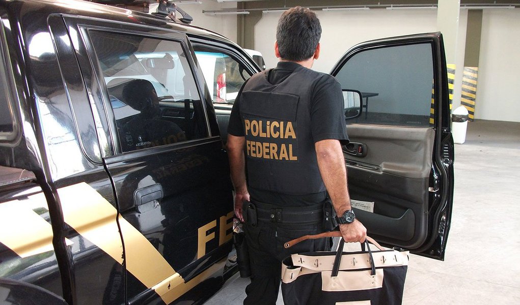 Polícia Federal (PF) realizou operação para desarticular uma quadrilha responsável por diversos assaltos a agências da Caixa Econômica Federal em Pernambuco e Alagoas; maior parte dos criminosos já se encontrava presa e ordenava as ações de dentro da penitenciária arreto Campelo, em Itamaracá (PE) (Foto: Paulo Emílio) Polícia Federal (PF) realizou operação para desarticular uma quadrilha responsável por diversos assaltos a agências da Caixa Econômica Federal em Pernambuco e Alagoas; maior parte dos criminosos já se encontrava presa e ordenava as ações de dentro da penitenciária arreto Campelo, em Itamaracá (PE)