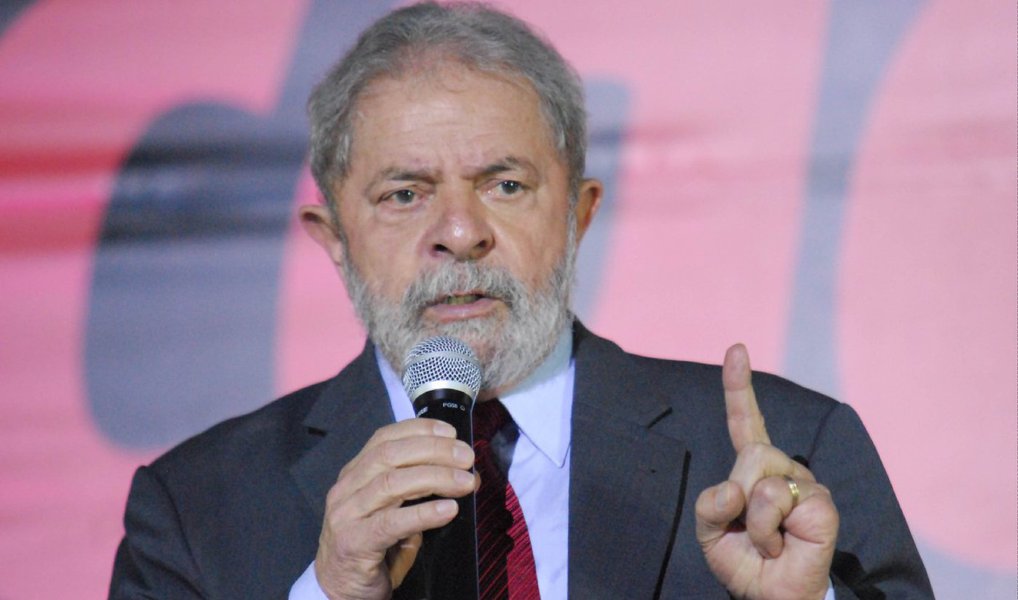 O jornalista Fernando Brito, do Tijolaço, afirma, em análise publicada nesta quinta (28) que "há muita marola no tal laudo da Polícia Federal sobre a participação de um engenheiro da Odebrecht no sítio frequentado por Lula, em Atibaia (SP)"; segundo ele, "como, até agora, Lula não foi acusado de ter facilitado a vida da empresa e recebido as obras do sítio como contrapartida, o máximo que se pode ver aí é um problema ético, não penal"; ele também fala da medida tomada pelo ex-presidente de recorrer ao Comitê de Direitos Humanos da ONU; "O ex-presidente deixa claro que não se opõe a ser investigado, mas exige que isso se faça com imparcialidade, e que as autoridades brasileiras obedeçam o curso legal das investigações e processos", frisa (Foto: Valter Lima) O jornalista Fernando Brito, do Tijolaço, afirma, em análise publicada nesta quinta (28) que "há muita marola no tal laudo da Polícia Federal sobre a participação de um engenheiro da Odebrecht no sítio frequentado por Lula, em Atibaia (SP)"; segundo ele, "como, até agora, Lula não foi acusado de ter facilitado a vida da empresa e recebido as obras do sítio como contrapartida, o máximo que se pode ver aí é um problema ético, não penal"; ele também fala da medida tomada pelo ex-presidente de recorrer ao Comitê de Direitos Humanos da ONU; "O ex-presidente deixa claro que não se opõe a ser investigado, mas exige que isso se faça com imparcialidade, e que as autoridades brasileiras obedeçam o curso legal das investigações e processos", frisa