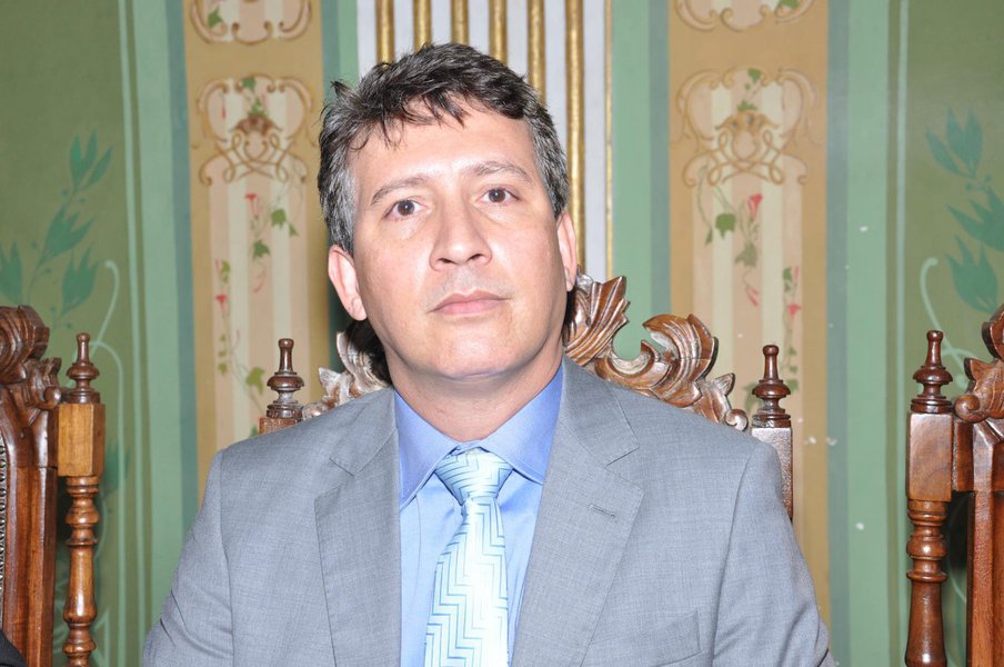 A confusão que se instalou ontem (13) na Câmara Municipal de Salvador por causa da votação do Plano Diretor de Desenvolvimento Urbano (PDDU) se estendeu para o lado de fora do parlamento; na saída do prédio, o vereador Henrique Carballal (PV) deu um soco num manifestante que, segundo ele, lhe cuspiu; "O cara me cuspiu e eu dei um murro nele. Sou menino da Liberdade. Se me agredir, eu sei como me defender, e vou responder à altura", disse Carballal; assista ao vídeo que registrou a confusão (Foto: Romulo Faro) A confusão que se instalou ontem (13) na Câmara Municipal de Salvador por causa da votação do Plano Diretor de Desenvolvimento Urbano (PDDU) se estendeu para o lado de fora do parlamento; na saída do prédio, o vereador Henrique Carballal (PV) deu um soco num manifestante que, segundo ele, lhe cuspiu; "O cara me cuspiu e eu dei um murro nele. Sou menino da Liberdade. Se me agredir, eu sei como me defender, e vou responder à altura", disse Carballal; assista ao vídeo que registrou a confusão