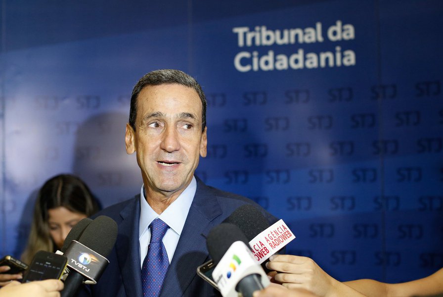 Ministro Francisco Falcão pediu licença das atividades do Superior Tribunal de Justiça depois de passar o comando da entidade para a ministra Laurita Vaz, no dia 1º de setembro; ele deverá ficar afastado até o dia 20 de novembro; Falcão foi citado pelo ex-senador Delcídio do Amaral em delação premiada na Lava Jato; o senador cassado afirmou que Falcão teria negociado a indicação do ministro Marcelo Navarro Ribeiro Dantas a uma vaga no STJ em troca de controlar a maioria do colegiado que julga casos da Lava Jato (Foto: Aquiles Lins) Ministro Francisco Falcão pediu licença das atividades do Superior Tribunal de Justiça depois de passar o comando da entidade para a ministra Laurita Vaz, no dia 1º de setembro; ele deverá ficar afastado até o dia 20 de novembro; Falcão foi citado pelo ex-senador Delcídio do Amaral em delação premiada na Lava Jato; o senador cassado afirmou que Falcão teria negociado a indicação do ministro Marcelo Navarro Ribeiro Dantas a uma vaga no STJ em troca de controlar a maioria do colegiado que julga casos da Lava Jato
