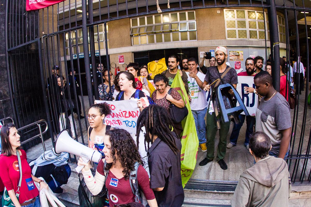 Cerca de 25 manifestantes deixaram o prédio do Núcleo Estadual do Ministério da Saúde no Rio de Janeiro (Nerj), depois de 20 dias de ocupação do edifício um mandato de reintegração de posse havia sido obtido pelo governo; porém, os ocupantes decidiram sair por conta própria, sem a ação da polícia; após se retirar, o grupo fechou por alguns minutos o trânsito da Rua México, no centro do Rio. (Foto: Leonardo Lucena) Cerca de 25 manifestantes deixaram o prédio do Núcleo Estadual do Ministério da Saúde no Rio de Janeiro (Nerj), depois de 20 dias de ocupação do edifício um mandato de reintegração de posse havia sido obtido pelo governo; porém, os ocupantes decidiram sair por conta própria, sem a ação da polícia; após se retirar, o grupo fechou por alguns minutos o trânsito da Rua México, no centro do Rio.