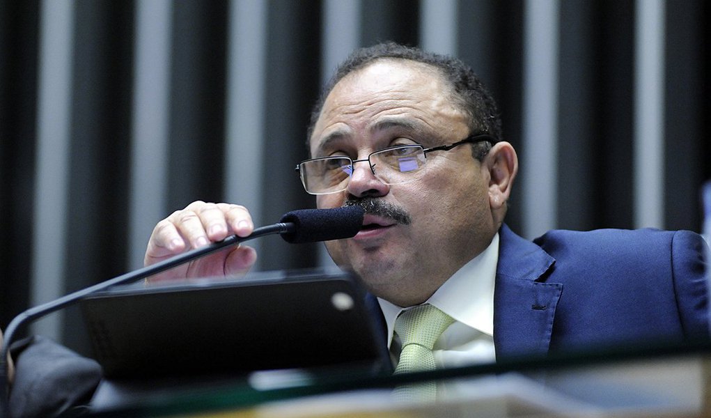 Presidente interino da Câmara, Waldir Maranhão (PP-MA), determinou a retirada de tramitação de uma consulta feita à Comissão de Constituição e Justiça (CCJ) que poderia livrar Eduardo Cunha (PMDB-RJ) da cassação; na consulta, Maranhão, que é visto como aliado de Cunha, questionava sobre ritos de processo de quebra de decoro parlamentar na Casa (Foto: Gisele Federicce) Presidente interino da Câmara, Waldir Maranhão (PP-MA), determinou a retirada de tramitação de uma consulta feita à Comissão de Constituição e Justiça (CCJ) que poderia livrar Eduardo Cunha (PMDB-RJ) da cassação; na consulta, Maranhão, que é visto como aliado de Cunha, questionava sobre ritos de processo de quebra de decoro parlamentar na Casa