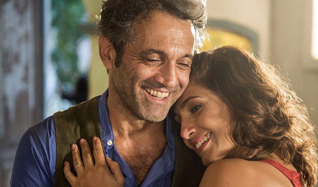 Atriz Camila Pitanga que acompanhava o ator Domingos Montagner quando este morreu afogado no Rio São Francisco, na última quinta-feira (15), disse que o ator lhe deu uma "oportunidade de viver; "Eu queria salvar o meu amigo e vi que não podia. Provavelmente alguma coisa devia estar segurando a perna dele quando ele submergiu. Pensei na minha filha nesse átimo de segundo. Ele sumiu. Em nenhum momento ele me pegou (para tentar escapar da correnteza). Ele me salvou. Sabia o que estava acontecendo e me deu a oportunidade de viver. É uma coisa muito generosa", afirmou (Foto: Paulo Emílio) Atriz Camila Pitanga que acompanhava o ator Domingos Montagner quando este morreu afogado no Rio São Francisco, na última quinta-feira (15), disse que o ator lhe deu uma "oportunidade de viver; "Eu queria salvar o meu amigo e vi que não podia. Provavelmente alguma coisa devia estar segurando a perna dele quando ele submergiu. Pensei na minha filha nesse átimo de segundo. Ele sumiu. Em nenhum momento ele me pegou (para tentar escapar da correnteza). Ele me salvou. Sabia o que estava acontecendo e me deu a oportunidade de viver. É uma coisa muito generosa", afirmou