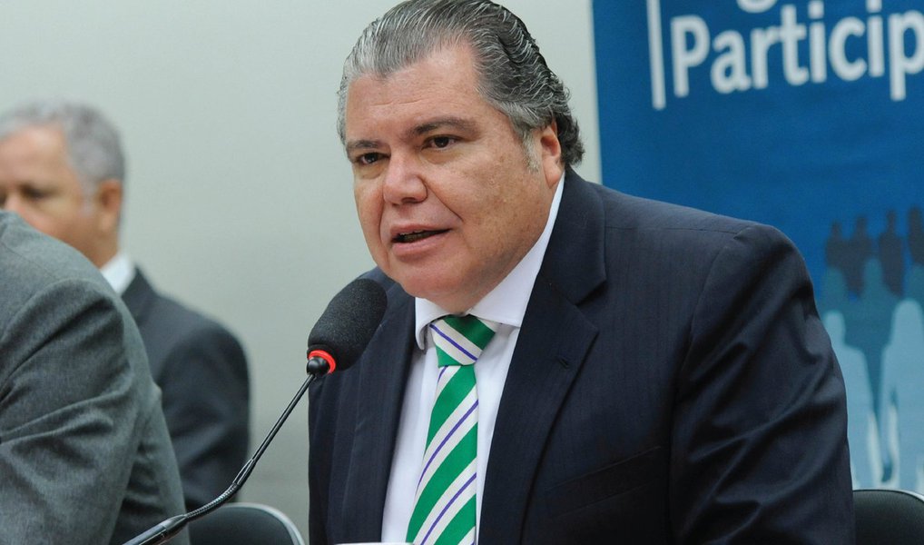 Filho do ex-presidente José Sarney, o ministro do Meio Ambiente, Sarney Filho, foi reembolsado pela Câmara dos Deputados por um pagamento de R$ 16,4 mil feito quando ele já estava licenciado do mandato e já havia assumido o cargo no governo de Michel Temer; segundo a nota fiscal apresentada, o valor foi recebido pela Play Áudio Produções em 13 de maio, dia posterior à sua nomeação, para que imprimisse 10 mil informativos de suas ações no mesmo mês, dentro da cota para divulgação da atividade parlamentar (Foto: Leonardo Lucena) Filho do ex-presidente José Sarney, o ministro do Meio Ambiente, Sarney Filho, foi reembolsado pela Câmara dos Deputados por um pagamento de R$ 16,4 mil feito quando ele já estava licenciado do mandato e já havia assumido o cargo no governo de Michel Temer; segundo a nota fiscal apresentada, o valor foi recebido pela Play Áudio Produções em 13 de maio, dia posterior à sua nomeação, para que imprimisse 10 mil informativos de suas ações no mesmo mês, dentro da cota para divulgação da atividade parlamentar