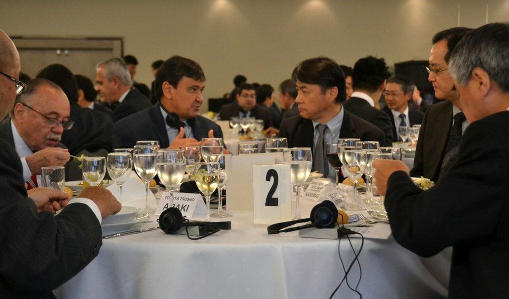Presidente da Câmara do Comércio Japão/Brasil, Aiichiro Matsunaga mostrou otimismo com a apresentação feita pelo governador Wellington Dias e que isso fez ele mudar a concepção que ele tinha sobre o estado; "O Piauí não é um dos maiores estados do Brasil, mas é cheio de oportunidades. Fiquei impressionado com tudo que o Piauí tem realizado; "Vamos sim formular uma missão e uma delegação empresarial para visitar esse estado. Vamos fortalecer as relações entre Brasil e Japão, através das relações com o Piauí"; o chefe do executivo afirmou que está marcada uma visita de uma missão japonesa ao Piauí; "E vamos canalizar bons e grandes investimentos para o estado", afirmou Wellgnton (Foto: Leonardo Lucena) Presidente da Câmara do Comércio Japão/Brasil, Aiichiro Matsunaga mostrou otimismo com a apresentação feita pelo governador Wellington Dias e que isso fez ele mudar a concepção que ele tinha sobre o estado; "O Piauí não é um dos maiores estados do Brasil, mas é cheio de oportunidades. Fiquei impressionado com tudo que o Piauí tem realizado; "Vamos sim formular uma missão e uma delegação empresarial para visitar esse estado. Vamos fortalecer as relações entre Brasil e Japão, através das relações com o Piauí"; o chefe do executivo afirmou que está marcada uma visita de uma missão japonesa ao Piauí; "E vamos canalizar bons e grandes investimentos para o estado", afirmou Wellgnton