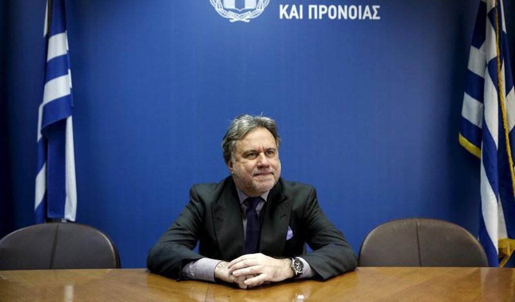 Ministro do Trabalho da Grécia, George Katrougalos, disse que o país informará aos credores que não pode cumprir as reformas trabalhistas exigidas pelo Fundo Monetário Internacional (FMI) como uma condição ao seu apoio ao terceiro resgate do país; governo de esquerda da Grécia considera a demanda do FMI como uma proibição ao direito dos trabalhadores para negociarem salários e condições em uma base coletiva; desacordo sobre a questão pode comprometer o financiamento do resgate de 86 bilhões de euros e minar a confiança global no acordo (Foto: Paulo Emílio) Ministro do Trabalho da Grécia, George Katrougalos, disse que o país informará aos credores que não pode cumprir as reformas trabalhistas exigidas pelo Fundo Monetário Internacional (FMI) como uma condição ao seu apoio ao terceiro resgate do país; governo de esquerda da Grécia considera a demanda do FMI como uma proibição ao direito dos trabalhadores para negociarem salários e condições em uma base coletiva; desacordo sobre a questão pode comprometer o financiamento do resgate de 86 bilhões de euros e minar a confiança global no acordo