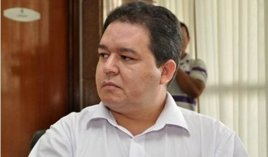 O presidente do Sindicato dos Servidores Públicos do Estado do Tocantins (SISEPE/TO), Cleiton Pinheiro, afirmou, nesta terça-feira (20), que a proposta para pagamento da database apresentada pelo governo estadual não atende a categoria de servidores em greve; “Nós estamos aqui agora trabalhando a forma que nós vamos tratar com a categoria para que formalize uma contraproposta. Essa proposta ela não atende a categoria, tanto é que a gente vai levar para a categoria construir uma contraproposta” , afirmou Cleiton (Foto: Leonardo Lucena) O presidente do Sindicato dos Servidores Públicos do Estado do Tocantins (SISEPE/TO), Cleiton Pinheiro, afirmou, nesta terça-feira (20), que a proposta para pagamento da database apresentada pelo governo estadual não atende a categoria de servidores em greve; “Nós estamos aqui agora trabalhando a forma que nós vamos tratar com a categoria para que formalize uma contraproposta. Essa proposta ela não atende a categoria, tanto é que a gente vai levar para a categoria construir uma contraproposta” , afirmou Cleiton