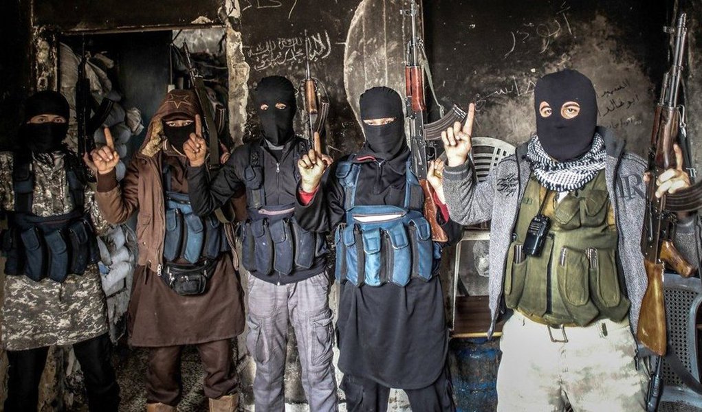 Atual líder da Al-Qaeda, Ayman al-Zawahiri, teria pedido aos seus companheiros que sequestrassem pessoas do Ocidente para trocá-los por jihadistas presos até que o último muçulmano preso seja libertado; "Na gravação al-Zawahiri exorta à luta contra "os cruzados, traidores e inimigos do Islã", luta que ele pretende lançar tomando reféns nos países ocidentais. Ele sugere trocar ocidentais capturados por jihadistas mantidos em prisões dos "ateístas" até que o último homem muçulmano aprisionado e a última muçulmana aprisionada sejam libertados", informou o SITE Intelligence Group; Entre os meios de realização de ataques é indicado o veneno, explosivos e armas de fogo que podem ser adquiridas facilmente nas "favelas" brasileiras (Foto: Paulo Emílio) Atual líder da Al-Qaeda, Ayman al-Zawahiri, teria pedido aos seus companheiros que sequestrassem pessoas do Ocidente para trocá-los por jihadistas presos até que o último muçulmano preso seja libertado; "Na gravação al-Zawahiri exorta à luta contra "os cruzados, traidores e inimigos do Islã", luta que ele pretende lançar tomando reféns nos países ocidentais. Ele sugere trocar ocidentais capturados por jihadistas mantidos em prisões dos "ateístas" até que o último homem muçulmano aprisionado e a última muçulmana aprisionada sejam libertados", informou o SITE Intelligence Group; Entre os meios de realização de ataques é indicado o veneno, explosivos e armas de fogo que podem ser adquiridas facilmente nas "favelas" brasileiras