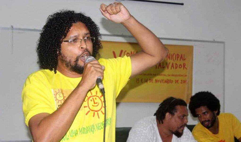 O candidato do PSOL à prefeitura de Salvador, Fábio Nogueira, disse em debate promovido pelo 'Fórum Em Defesa das Creches Comunitárias de Salvador', na terça-feira, no auditório do Sindicato dos Bancários, que se for eleito vai ampliar a rede de creches da cidade; Nogueira apresentou algumas propostas destinadas à situação das creches e escolas do município; "A gestão do PSOL irá melhorar a eficiência da assistência jurídica que é fornecida pela prefeitura às creches, estabelecer um conjunto de documentos necessários para realização dos convênios com a gestão municipal, realizar acompanhamento médico, pedagógico, psicológico e nutricional", prometeu o candidato (Foto: Romulo Faro) O candidato do PSOL à prefeitura de Salvador, Fábio Nogueira, disse em debate promovido pelo 'Fórum Em Defesa das Creches Comunitárias de Salvador', na terça-feira, no auditório do Sindicato dos Bancários, que se for eleito vai ampliar a rede de creches da cidade; Nogueira apresentou algumas propostas destinadas à situação das creches e escolas do município; "A gestão do PSOL irá melhorar a eficiência da assistência jurídica que é fornecida pela prefeitura às creches, estabelecer um conjunto de documentos necessários para realização dos convênios com a gestão municipal, realizar acompanhamento médico, pedagógico, psicológico e nutricional", prometeu o candidato