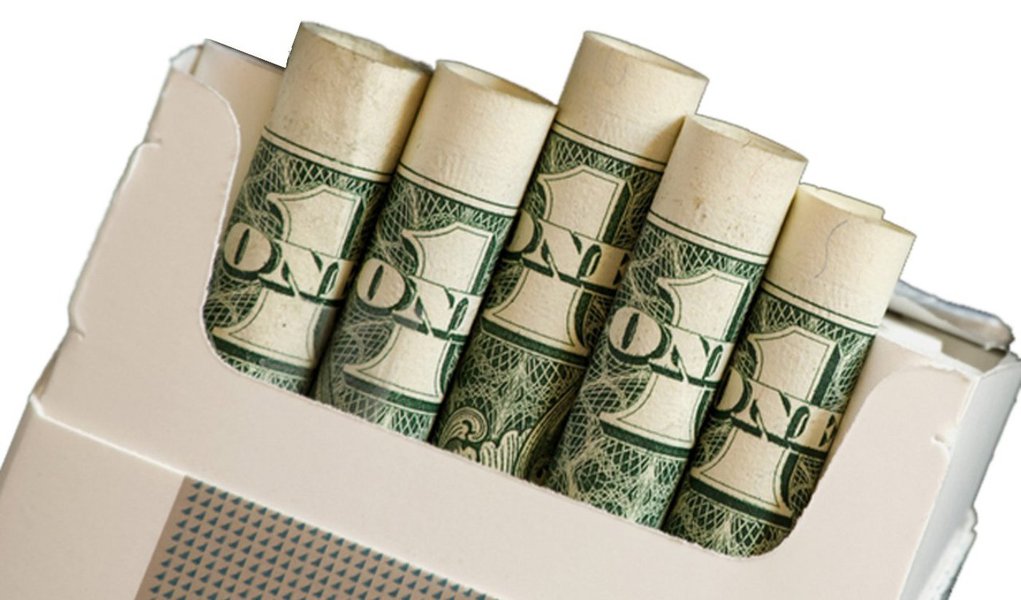 A conta é simples, considerando que um cigarro custe R$5,00 (hoje a maioria das marcas custam muito mais), um fumante que consome dois maços de cigarro por dia gastará por mês R$300,00. Por ano o valor vai para R$3.600,00, e isso sem utilizar nas contas ganhos com investimentos. Mas, se esse dinheiro for investido por dez anos em uma aplicação com rendimento de 0,6% mensais e sem considerar a inflação, ao fim do período o ex-fumante terá de R$52.500,90 e em trinta anos serão R$ 380.767,63 (Foto: Leonardo Attuch) A conta é simples, considerando que um cigarro custe R$5,00 (hoje a maioria das marcas custam muito mais), um fumante que consome dois maços de cigarro por dia gastará por mês R$300,00. Por ano o valor vai para R$3.600,00, e isso sem utilizar nas contas ganhos com investimentos. Mas, se esse dinheiro for investido por dez anos em uma aplicação com rendimento de 0,6% mensais e sem considerar a inflação, ao fim do período o ex-fumante terá de R$52.500,90 e em trinta anos serão R$ 380.767,63