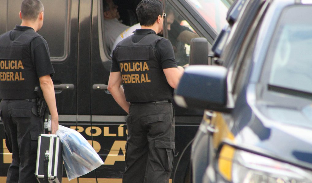 A Polícia Federal deflagrou nesta quarta-feira um desdobramento da Operação Copérnico, no interior da Bahia; foram cumpridos um mandado de busca e apreensão e um de condução coercitiva no município de Iramaia; a operação investiga desvio de verbas públicas destinadas à saúde, fraude em licitação, corrupção e lavagem de dinheiro; segundo a PF, a organização criminosa, que foi desarticulada em junho deste ano, operava em nome de laranjas e criava entidades filantrópicas e empresas de fachada para firmar contratos de gerenciamento de hospitais, Unidades de Pronto Atendimento e centros de saúde (Foto: Romulo Faro) A Polícia Federal deflagrou nesta quarta-feira um desdobramento da Operação Copérnico, no interior da Bahia; foram cumpridos um mandado de busca e apreensão e um de condução coercitiva no município de Iramaia; a operação investiga desvio de verbas públicas destinadas à saúde, fraude em licitação, corrupção e lavagem de dinheiro; segundo a PF, a organização criminosa, que foi desarticulada em junho deste ano, operava em nome de laranjas e criava entidades filantrópicas e empresas de fachada para firmar contratos de gerenciamento de hospitais, Unidades de Pronto Atendimento e centros de saúde
