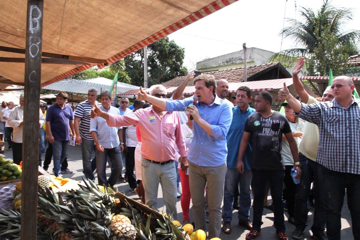 O candidato a prefeito do Rio de Janeiro Marcelo Crivella (PRB) garantiu que a Igreja Universal não terá influência em suas políticas sociais e educacionais; "Quem vai falar isso vão ser meus adversários, porque não têm o que falar", disse; "O prefeito vai governar para todos", afirmou o postulante, acrescendo que nunca recebeu dinheiro da igreja para a campanha (Foto: Leonardo Lucena) O candidato a prefeito do Rio de Janeiro Marcelo Crivella (PRB) garantiu que a Igreja Universal não terá influência em suas políticas sociais e educacionais; "Quem vai falar isso vão ser meus adversários, porque não têm o que falar", disse; "O prefeito vai governar para todos", afirmou o postulante, acrescendo que nunca recebeu dinheiro da igreja para a campanha