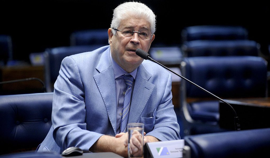 "Qualquer sistema antiterror inteligente recomenda evitar publicidade, imagine publicidade quando não há terror. Que coisa mais idiota", escreveu o senador Roberto Requião (PMDB-PR) em sua conta no Twitter, sobre operação do governo em que a Polícia Federal prendeu dez suspeitos de terrorismo na chamada Operação Hashtag (Foto: Aquiles Lins) "Qualquer sistema antiterror inteligente recomenda evitar publicidade, imagine publicidade quando não há terror. Que coisa mais idiota", escreveu o senador Roberto Requião (PMDB-PR) em sua conta no Twitter, sobre operação do governo em que a Polícia Federal prendeu dez suspeitos de terrorismo na chamada Operação Hashtag