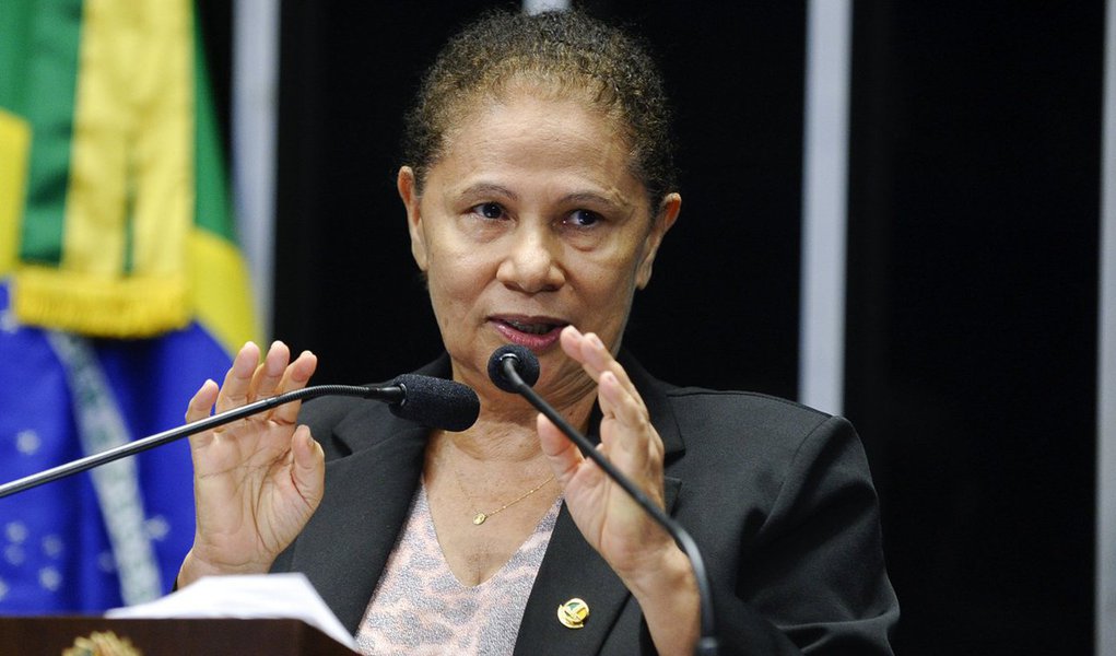 "Prenda logo este peão, seu Moro, produza logo o seu espetáculo, talvez já com exclusividade vendida para a Rede Globo, mas por favor, tenha a dignidade de entregar a ele a escritura e a chave do apartamento. Assim todo mundo vai ter a convicção de que o apê é dele", publicou a senadora Regina Sousa (PT-PI) no Facebook (Foto: Leonardo Lucena) "Prenda logo este peão, seu Moro, produza logo o seu espetáculo, talvez já com exclusividade vendida para a Rede Globo, mas por favor, tenha a dignidade de entregar a ele a escritura e a chave do apartamento. Assim todo mundo vai ter a convicção de que o apê é dele", publicou a senadora Regina Sousa (PT-PI) no Facebook