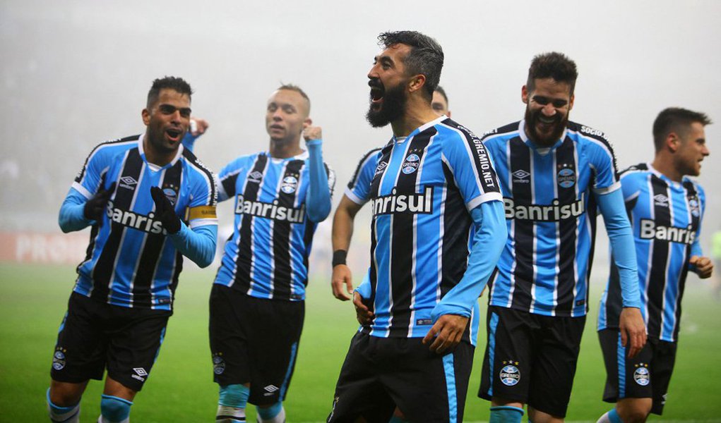 Na partida que fechou a nona rodada do Campeonato Brasileiro, iniciada às 19h (de Brasília) deste domingo (19), o Grêmio derrotou o Cruzeiro por 2 a 0 e assumiu a terceira colocação na tabela de classificação, com 18 pontos; com o revés, a Raposa mineira, que segue com oito pontos, caiu para o último lugar (Foto: Leonardo Attuch) Na partida que fechou a nona rodada do Campeonato Brasileiro, iniciada às 19h (de Brasília) deste domingo (19), o Grêmio derrotou o Cruzeiro por 2 a 0 e assumiu a terceira colocação na tabela de classificação, com 18 pontos; com o revés, a Raposa mineira, que segue com oito pontos, caiu para o último lugar